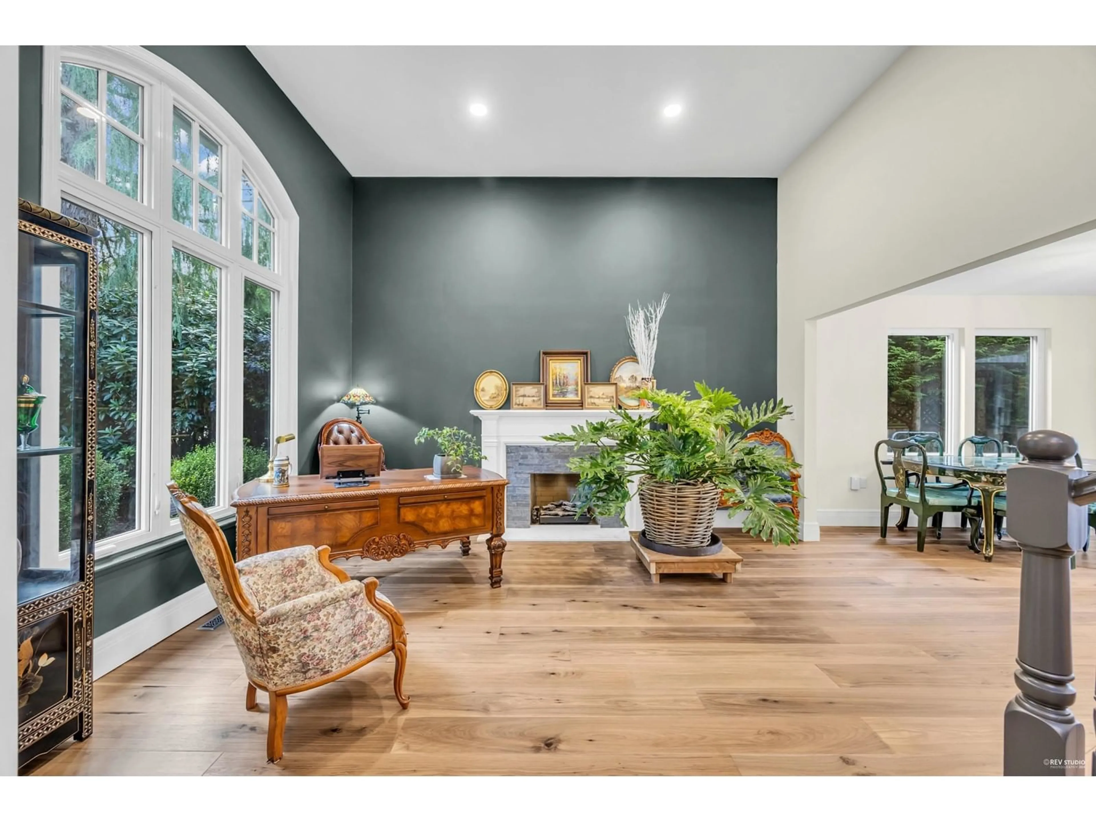 Indoor entryway, wood floors for 13621 18 AVENUE, Surrey British Columbia V4A1W5