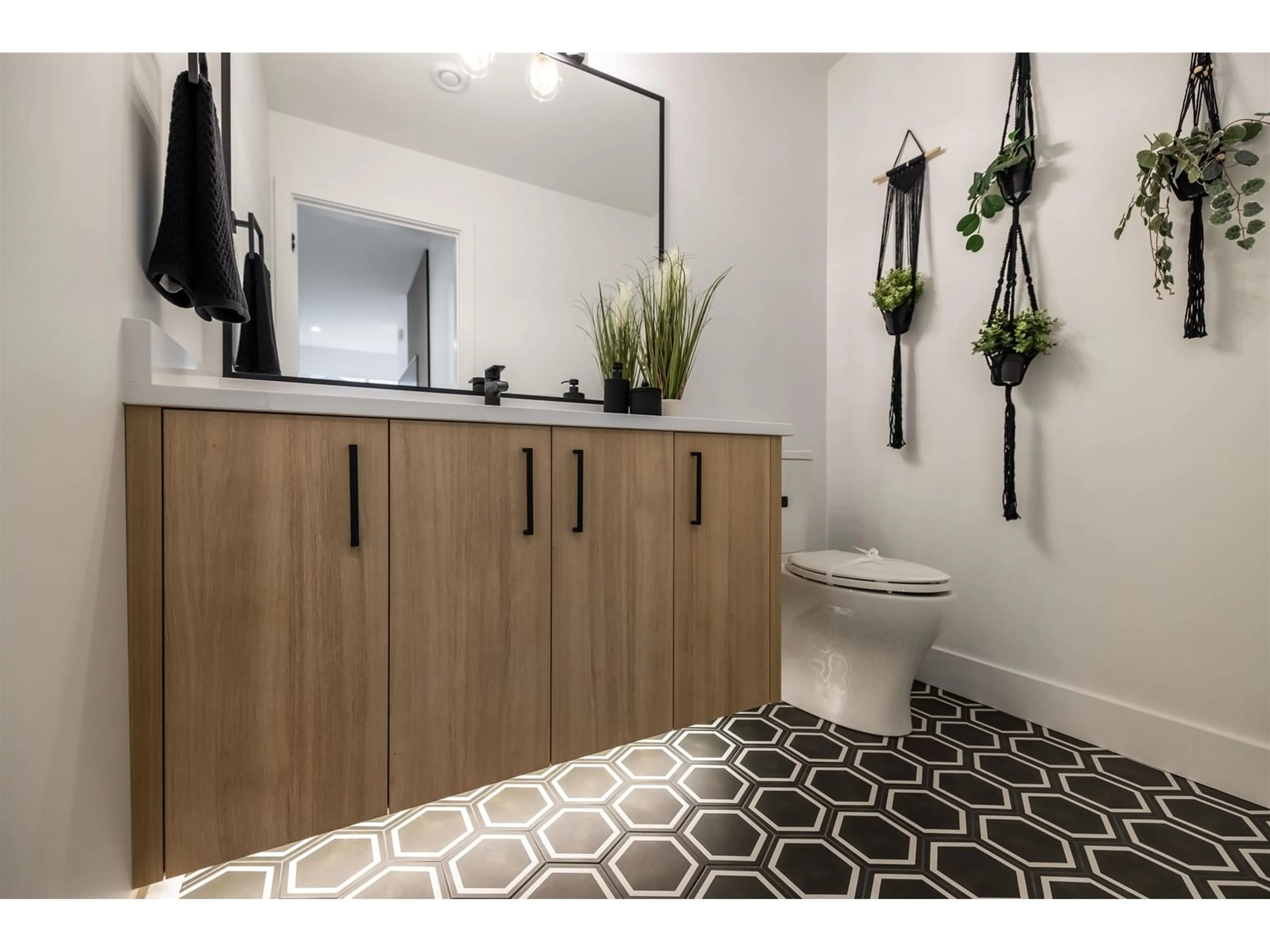 Contemporary bathroom, ceramic/tile floor for 25 - 17538 100, Surrey British Columbia V4N6X3
