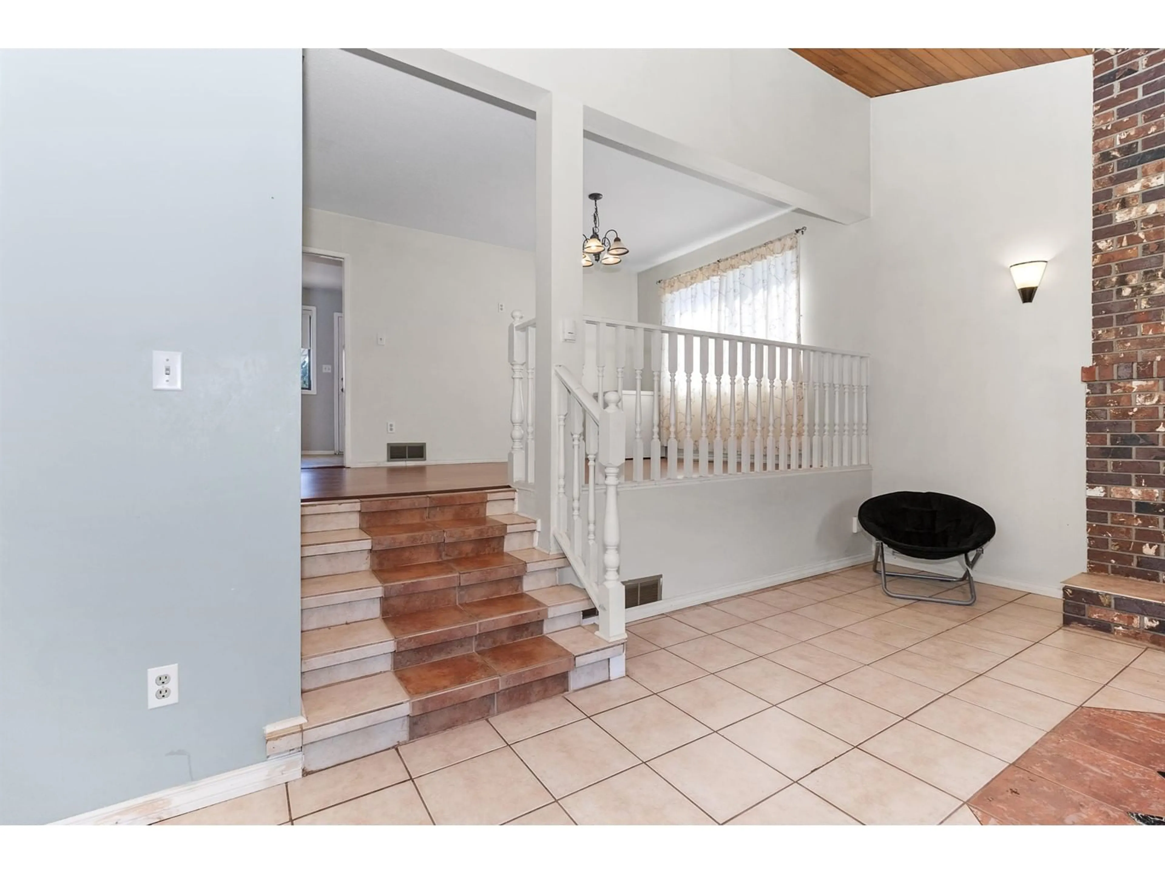 Indoor foyer, wood floors for 2551 ADELAIDE STREET, Abbotsford British Columbia V2T3L9