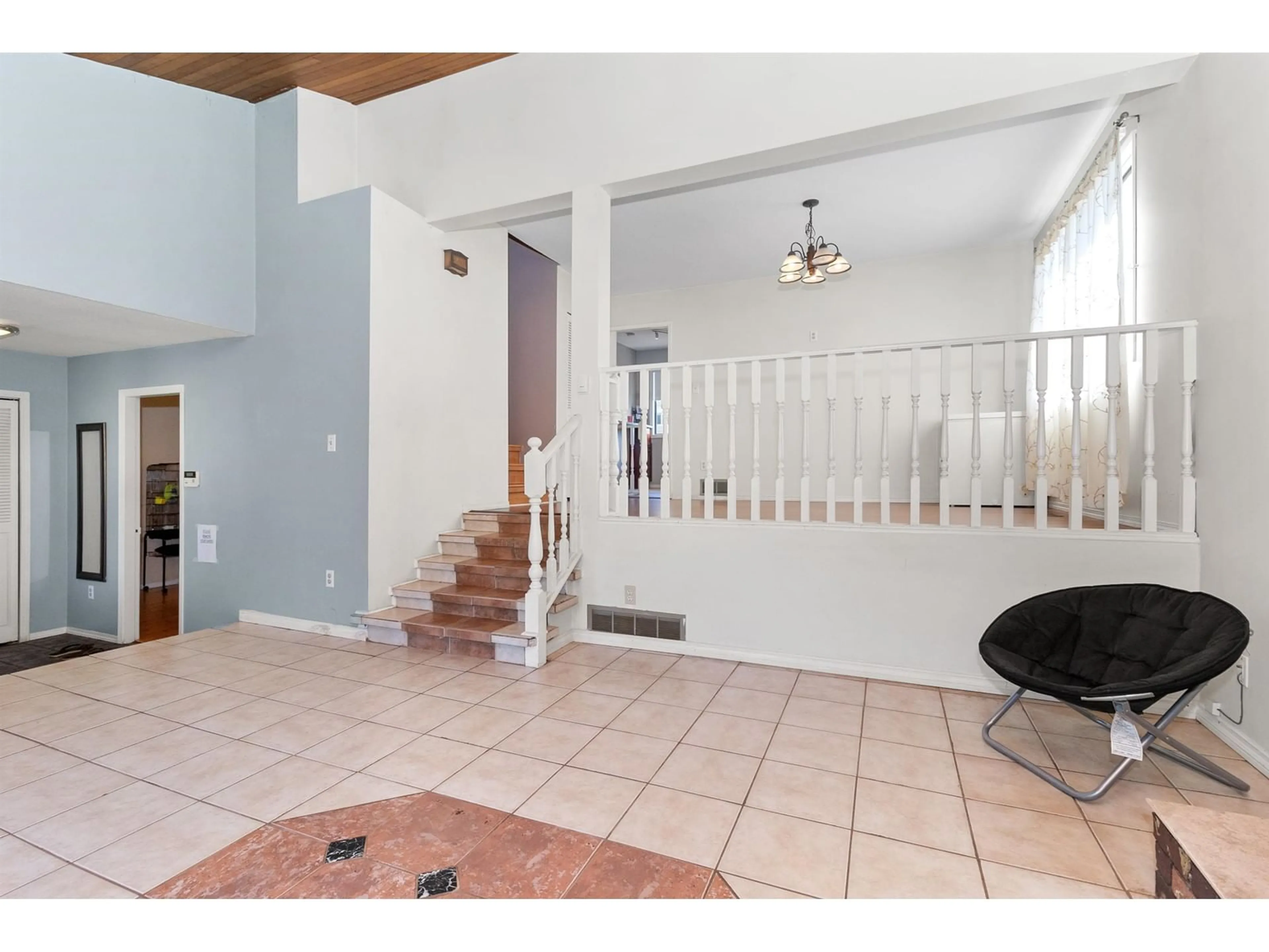 Indoor foyer, wood floors for 2551 ADELAIDE STREET, Abbotsford British Columbia V2T3L9