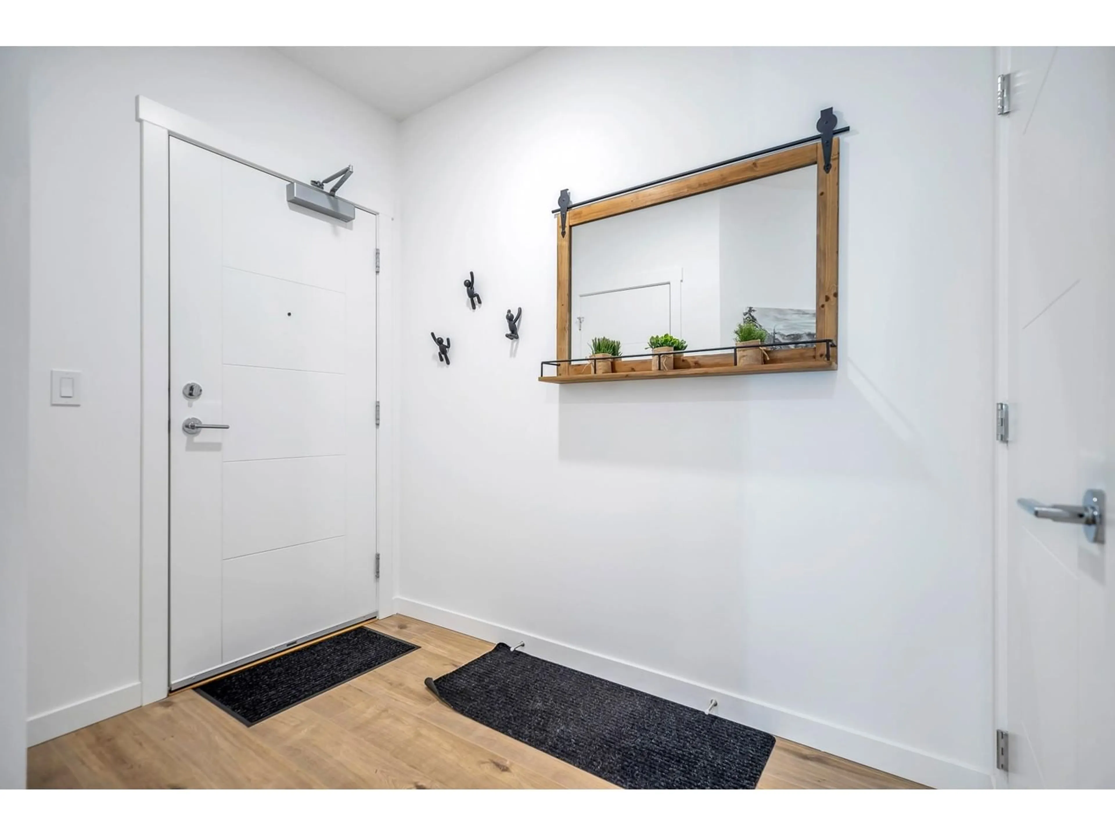 Indoor entryway, wood floors for 412 3182 GLADWIN ROAD ROAD, Abbotsford British Columbia V2S7B4