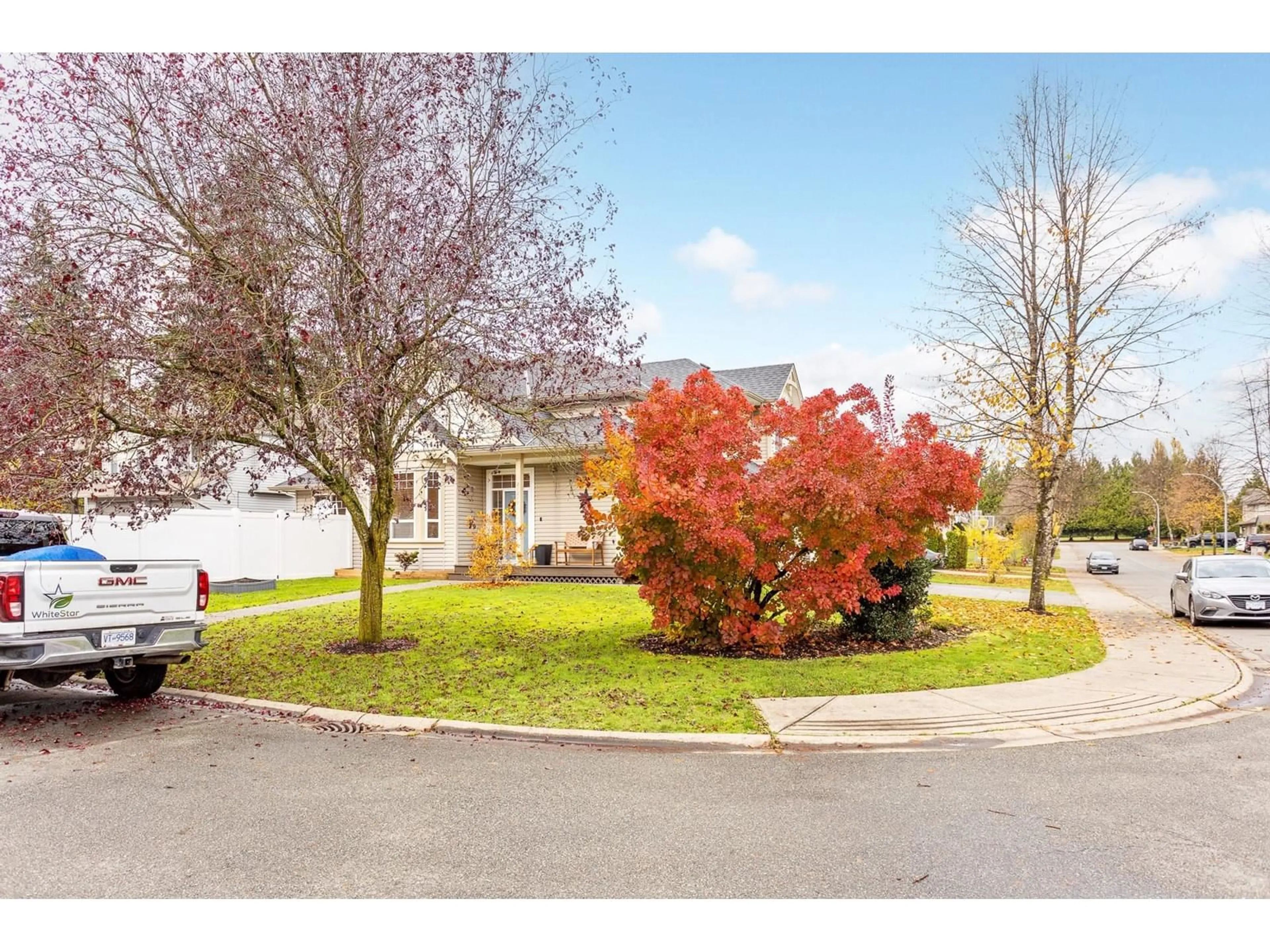 Frontside or backside of a home, the street view for 27243 27 AVENUE, Langley British Columbia V4W3Y8