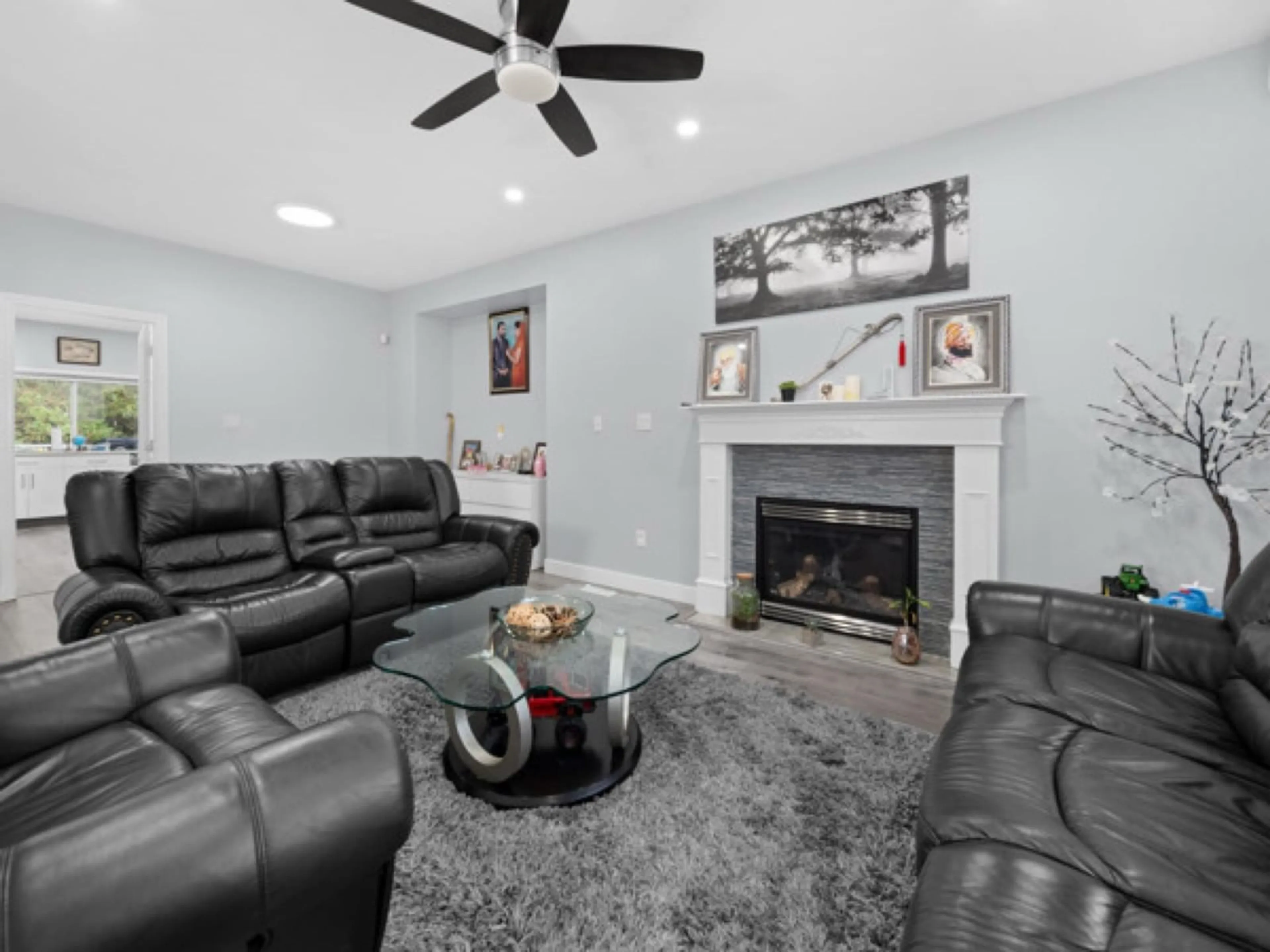 Living room, carpet floors for 7 33890 MARSHALL ROAD, Abbotsford British Columbia V2S1L7