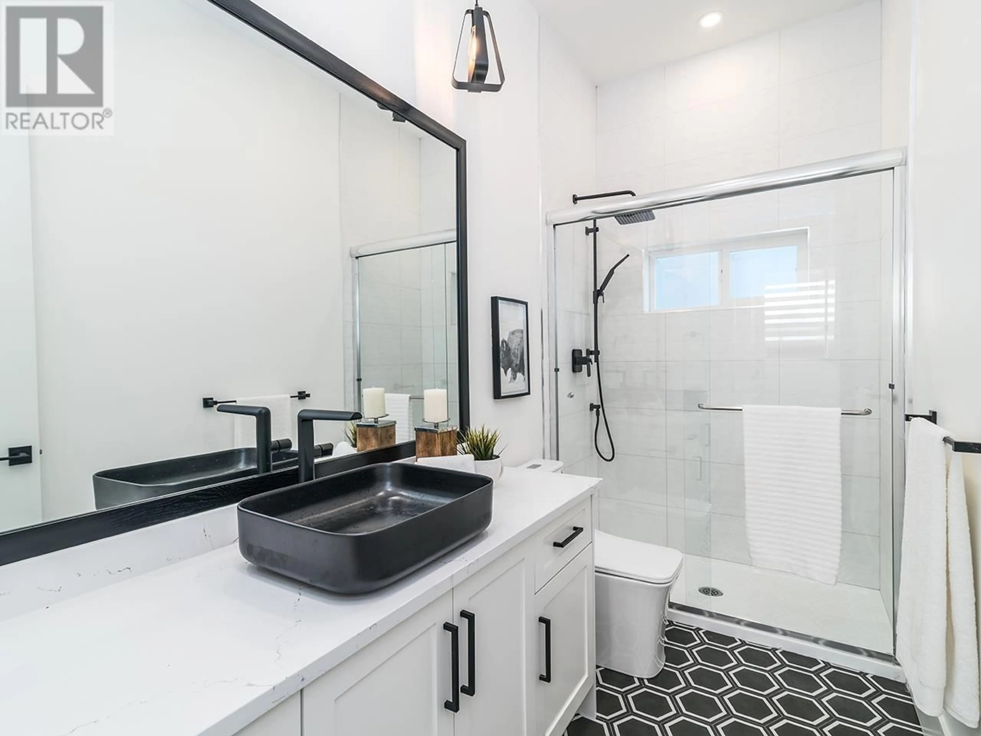 Contemporary bathroom, ceramic floors for 12310 189A STREET, Pitt Meadows British Columbia V3Y2H3