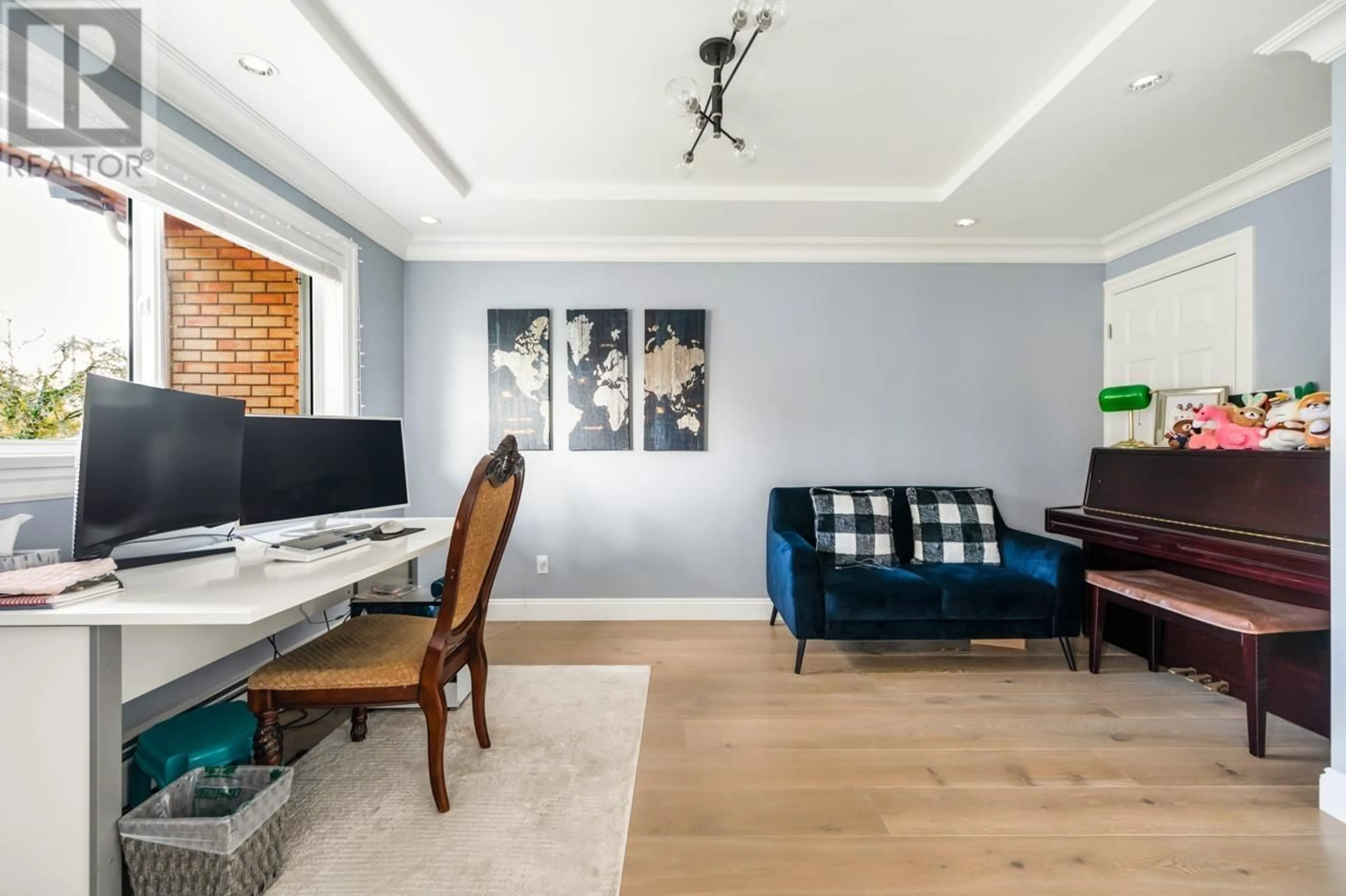 Living room with furniture, wood/laminate floor for 5905 EARLES STREET, Vancouver British Columbia V5R3S7