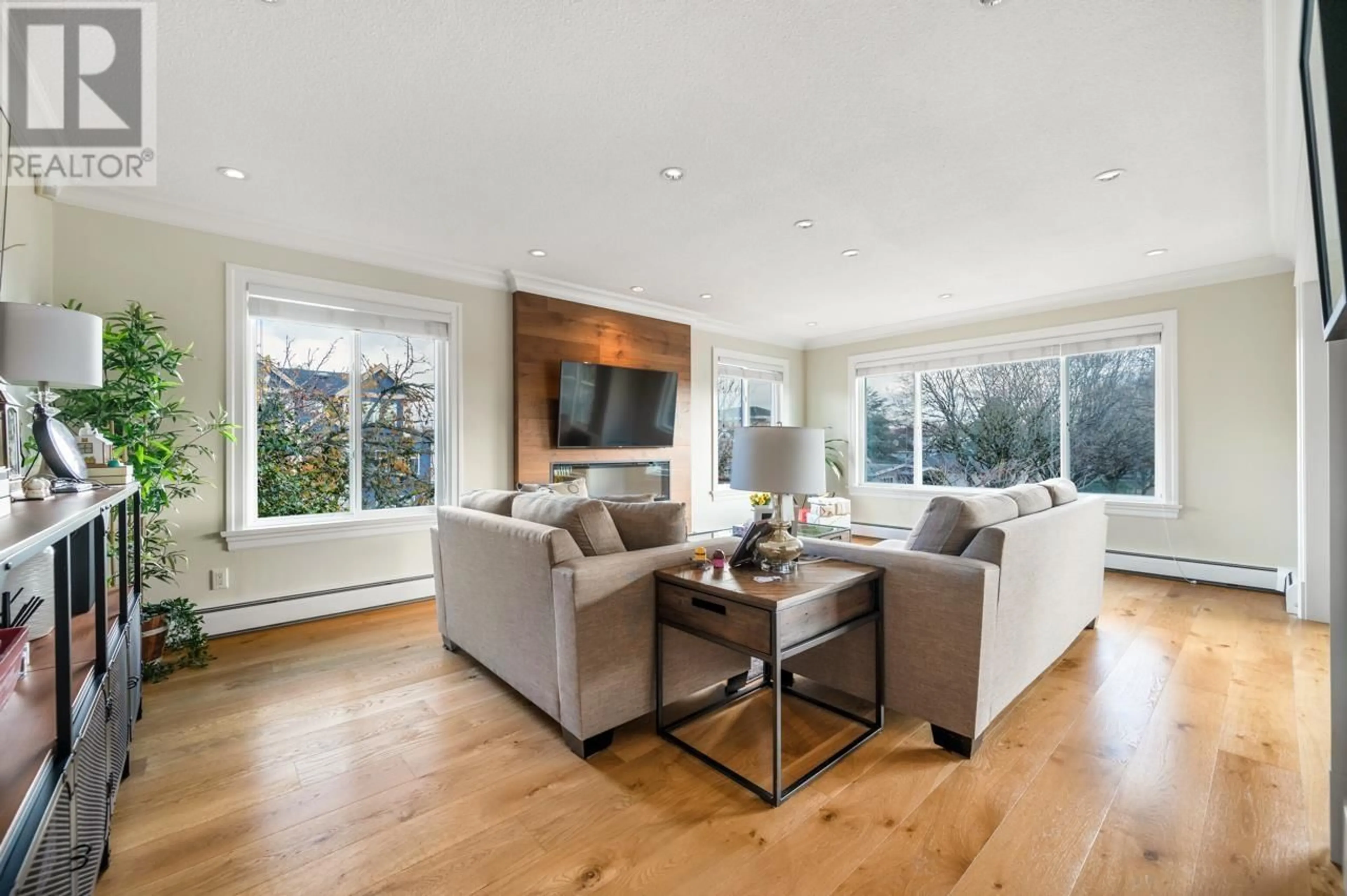 Living room with furniture, wood/laminate floor for 5905 EARLES STREET, Vancouver British Columbia V5R3S7