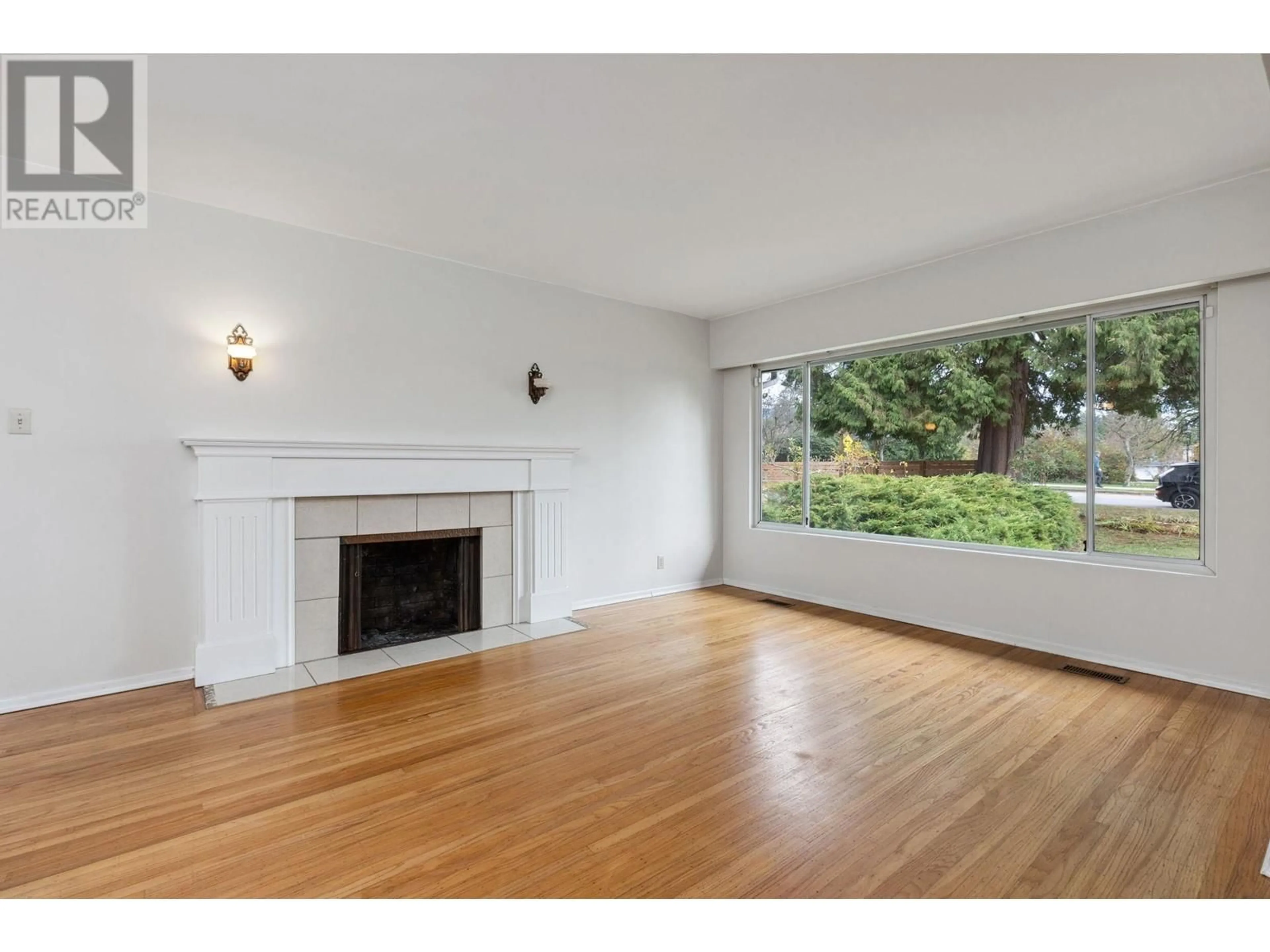 A pic of a room, wood floors for 1625 GRAND BOULEVARD, North Vancouver British Columbia V7L3Y2