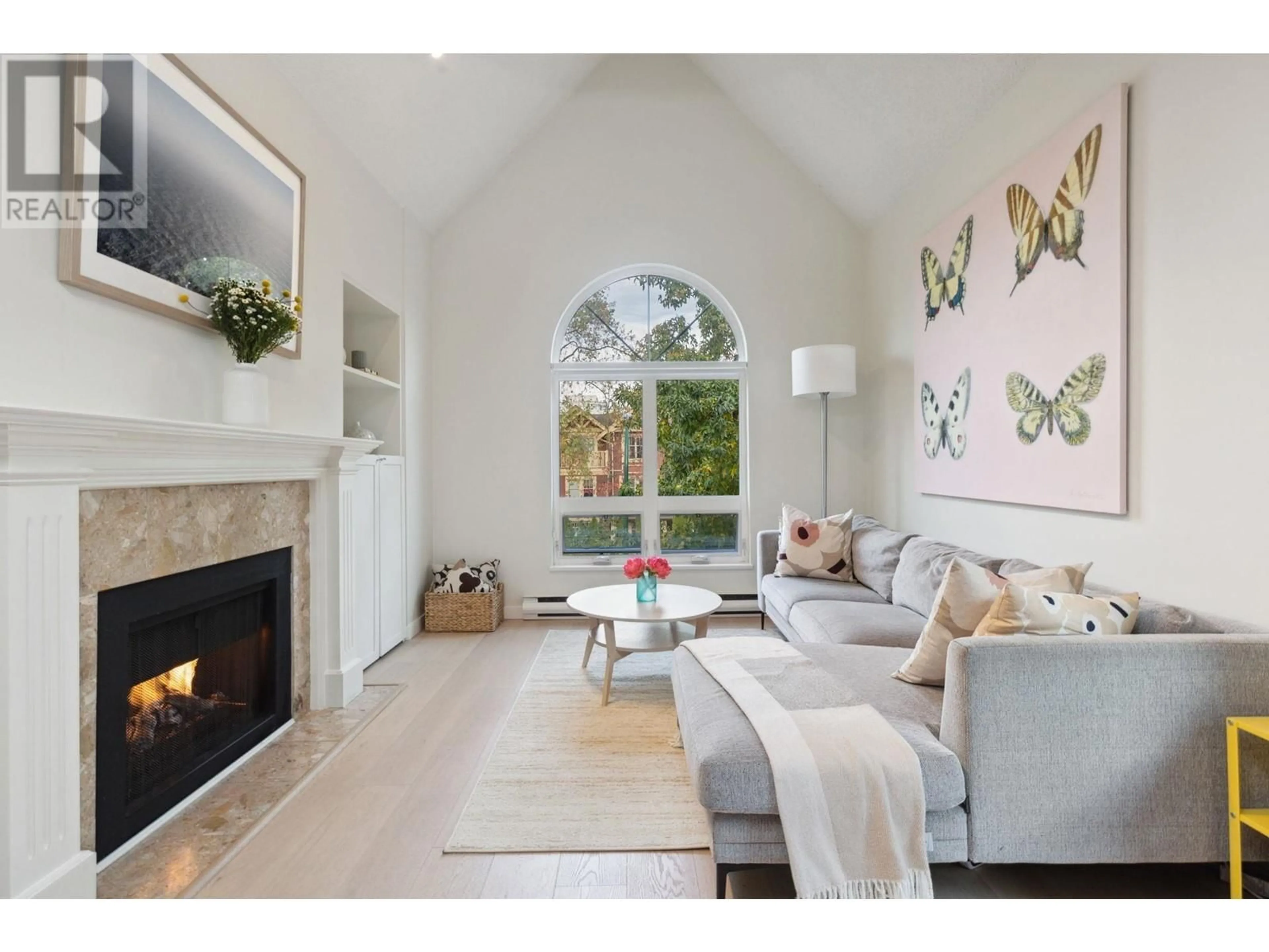 Living room, wood floors for 301 828 W 14TH AVENUE, Vancouver British Columbia V5Z1R1