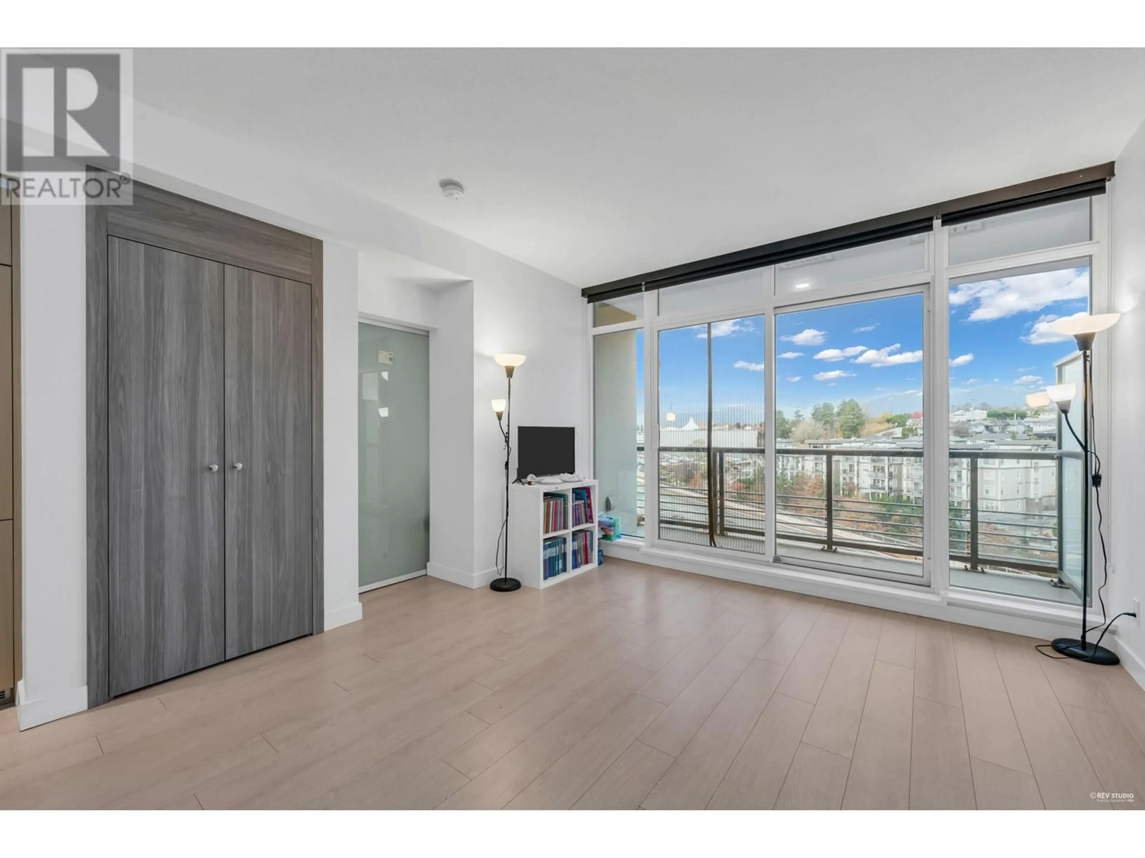 Indoor entryway, wood floors for 703 4720 LOUGHEED HIGHWAY, Burnaby British Columbia V5C0M8