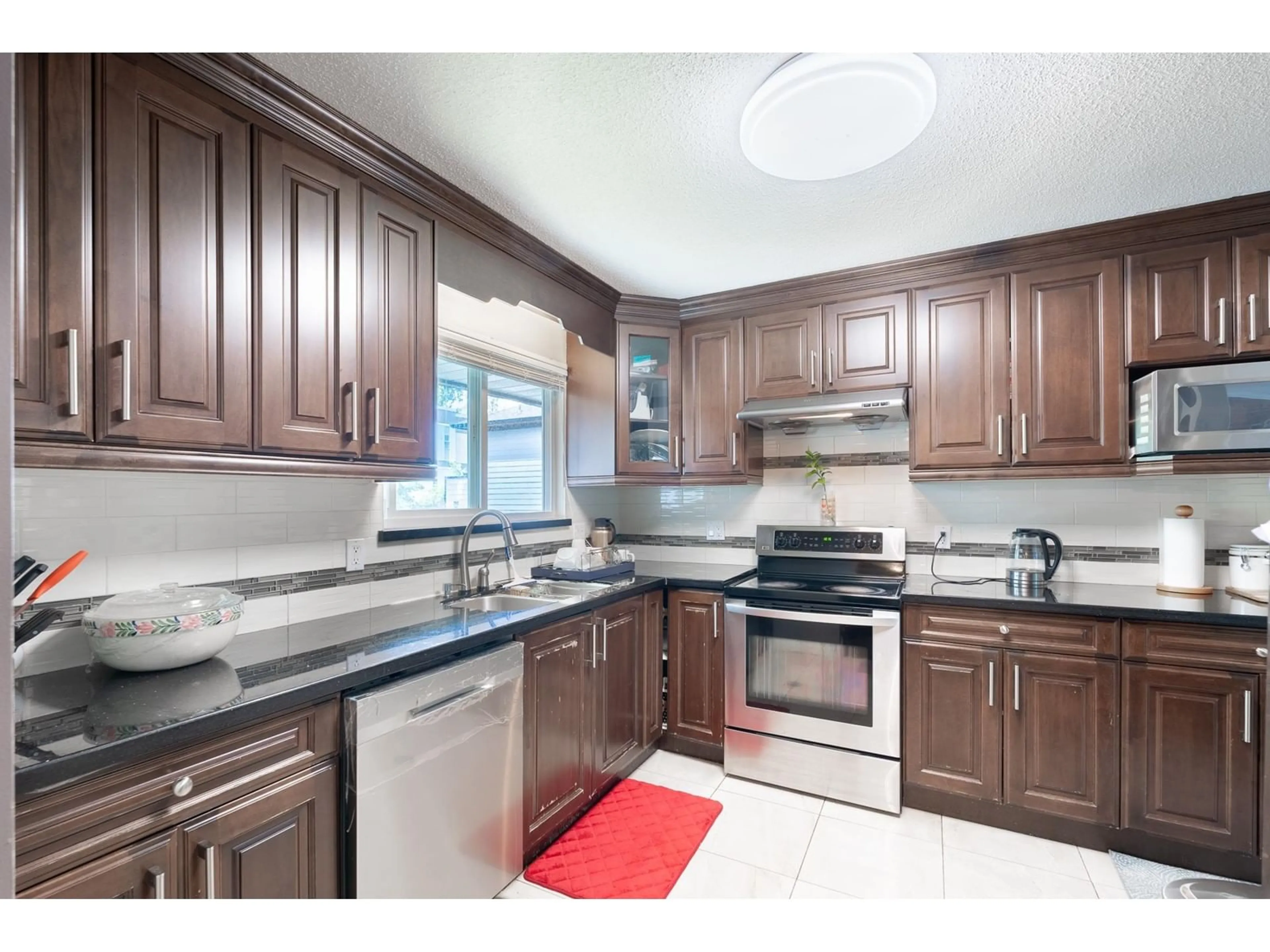 Standard kitchen, wood floors, cottage for 7669 140 STREET, Surrey British Columbia V3W5J9