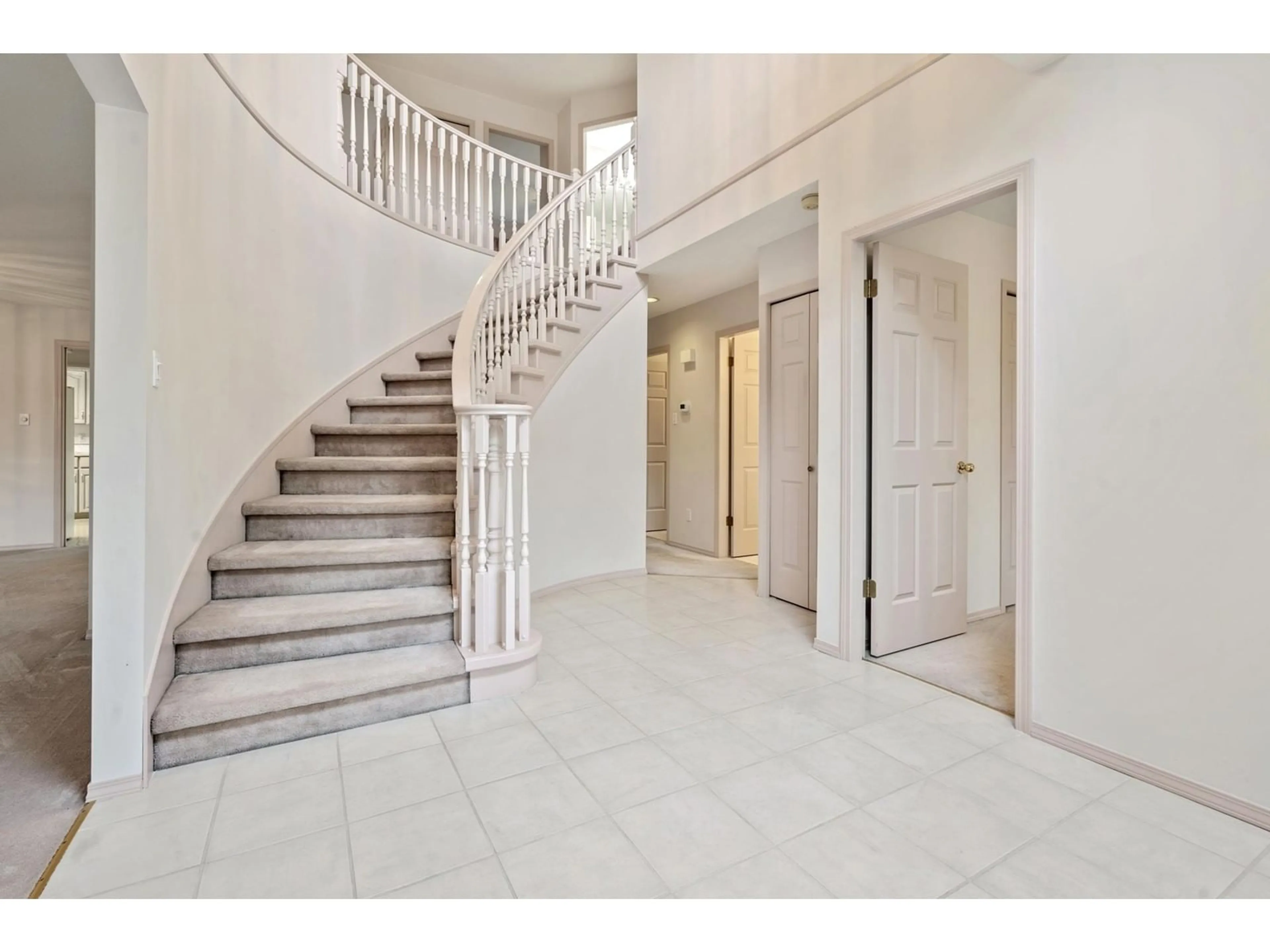 Indoor foyer, ceramic floors for 14101 84 AVENUE, Surrey British Columbia V3W0V5