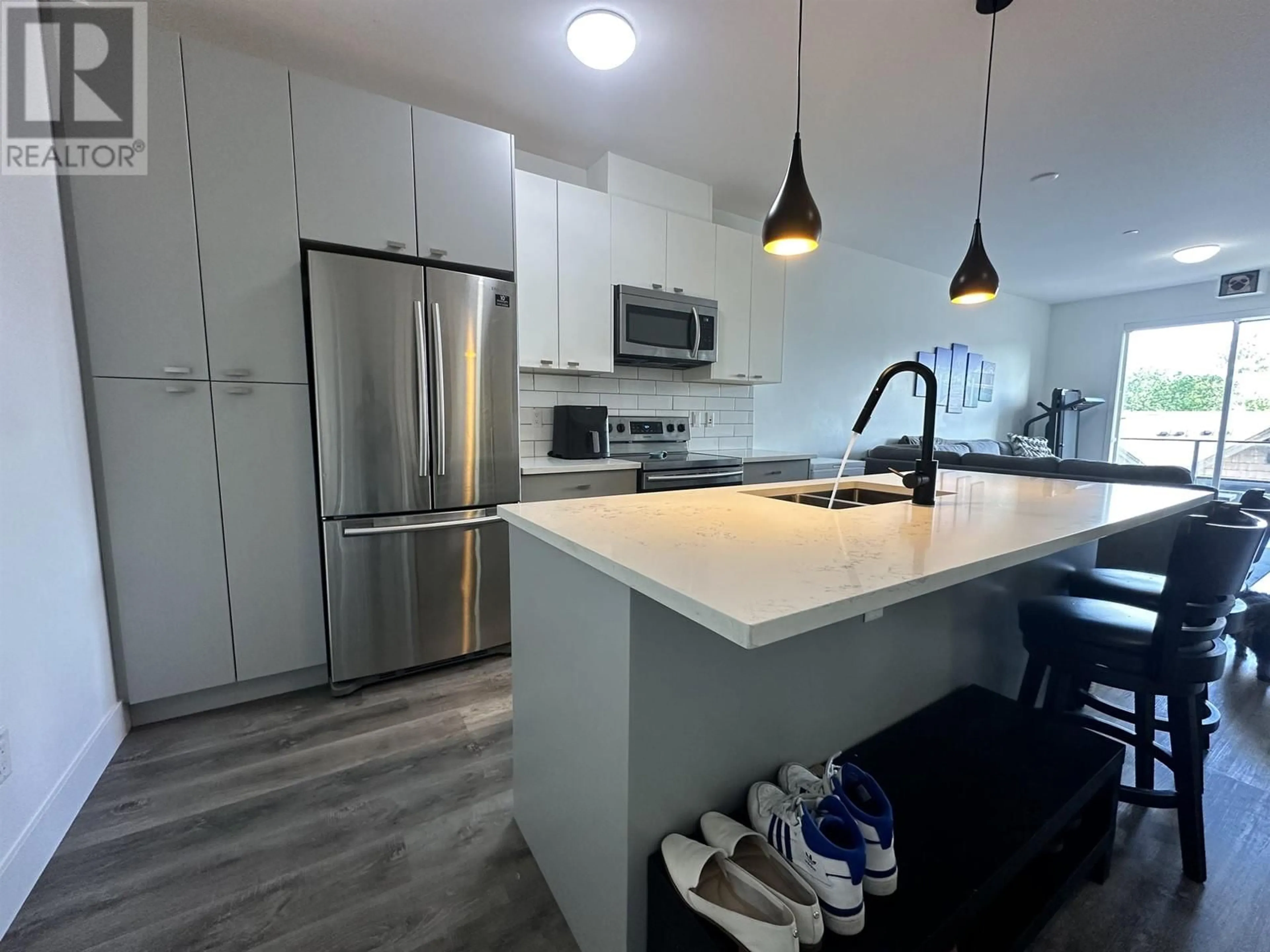 Open concept kitchen for 308 12320 222 STREET, Maple Ridge British Columbia V2X4K8