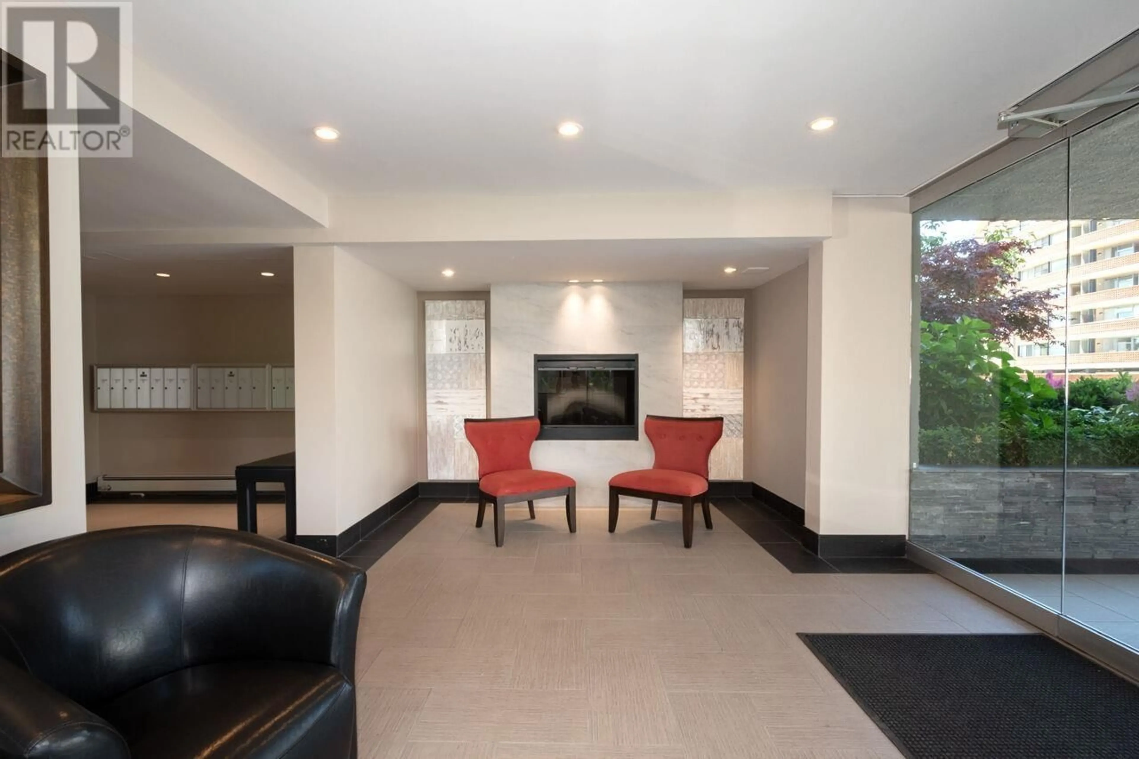 Indoor lobby, carpet floors for 401 2108 ARGYLE AVENUE, West Vancouver British Columbia V7V1A4