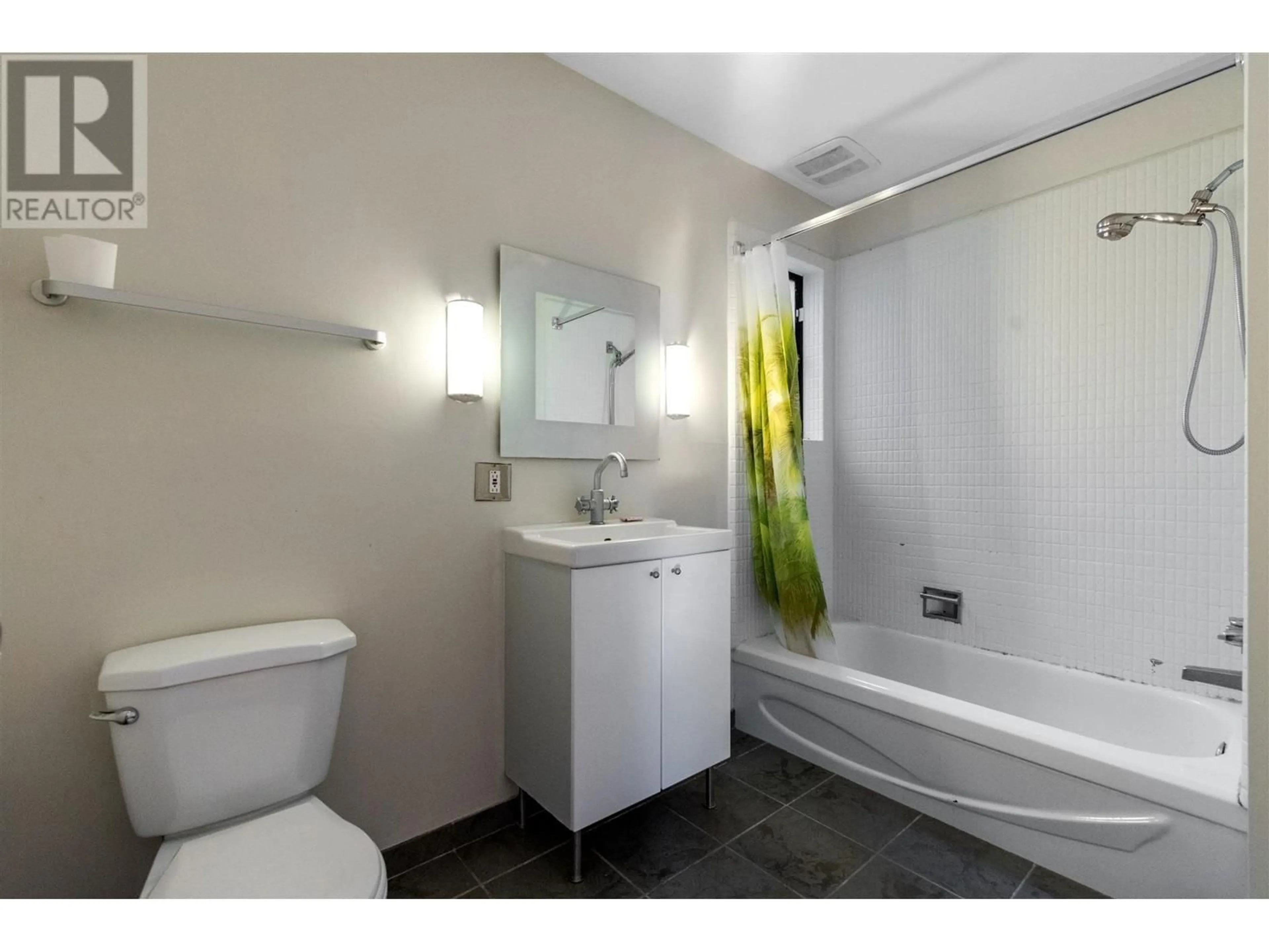 Standard bathroom for 1135 MILLSTREAM ROAD, West Vancouver British Columbia V7S2C8