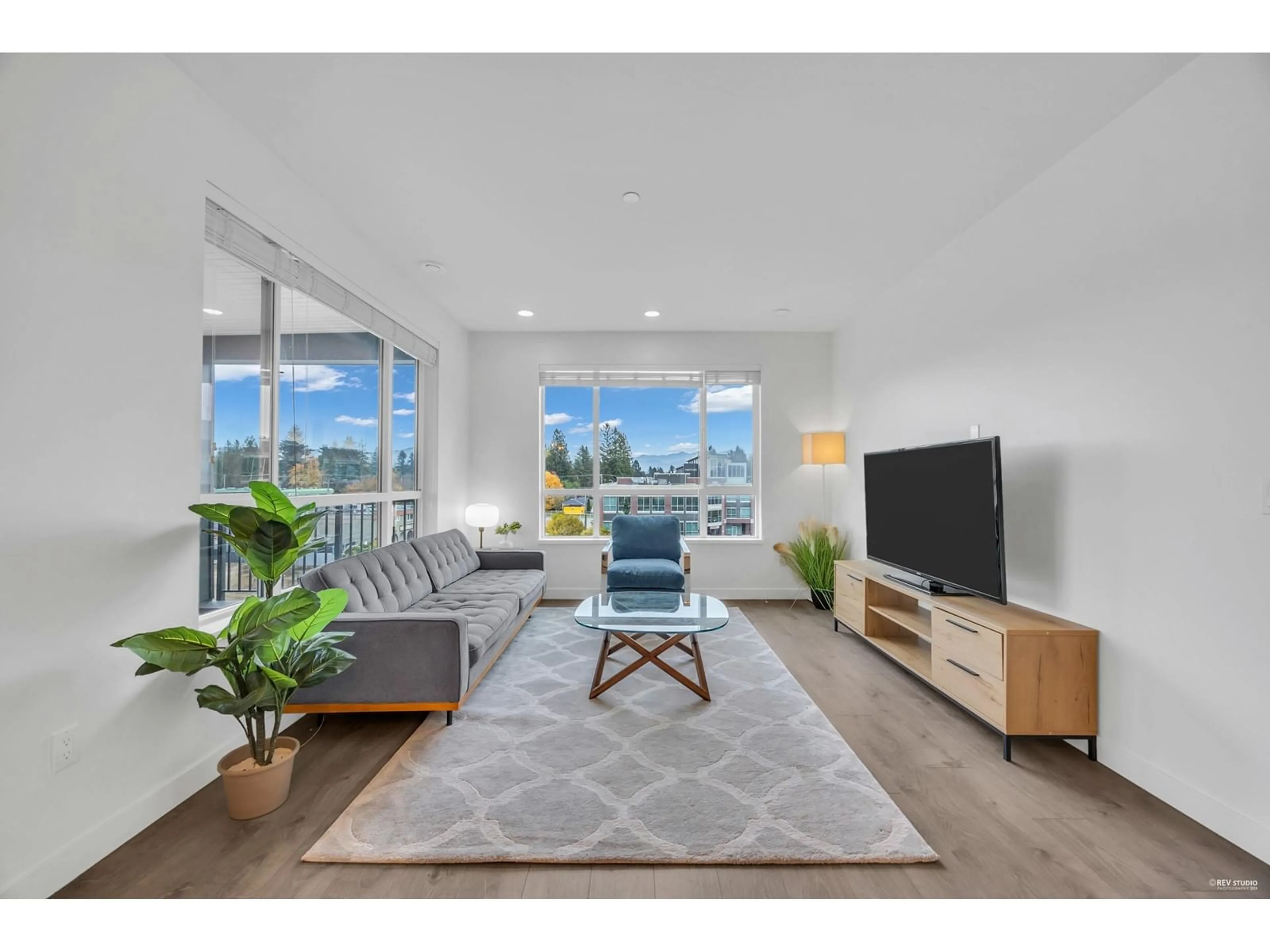 Living room, wood floors for 502 33530 MAYFAIR AVENUE, Abbotsford British Columbia V2S0J2