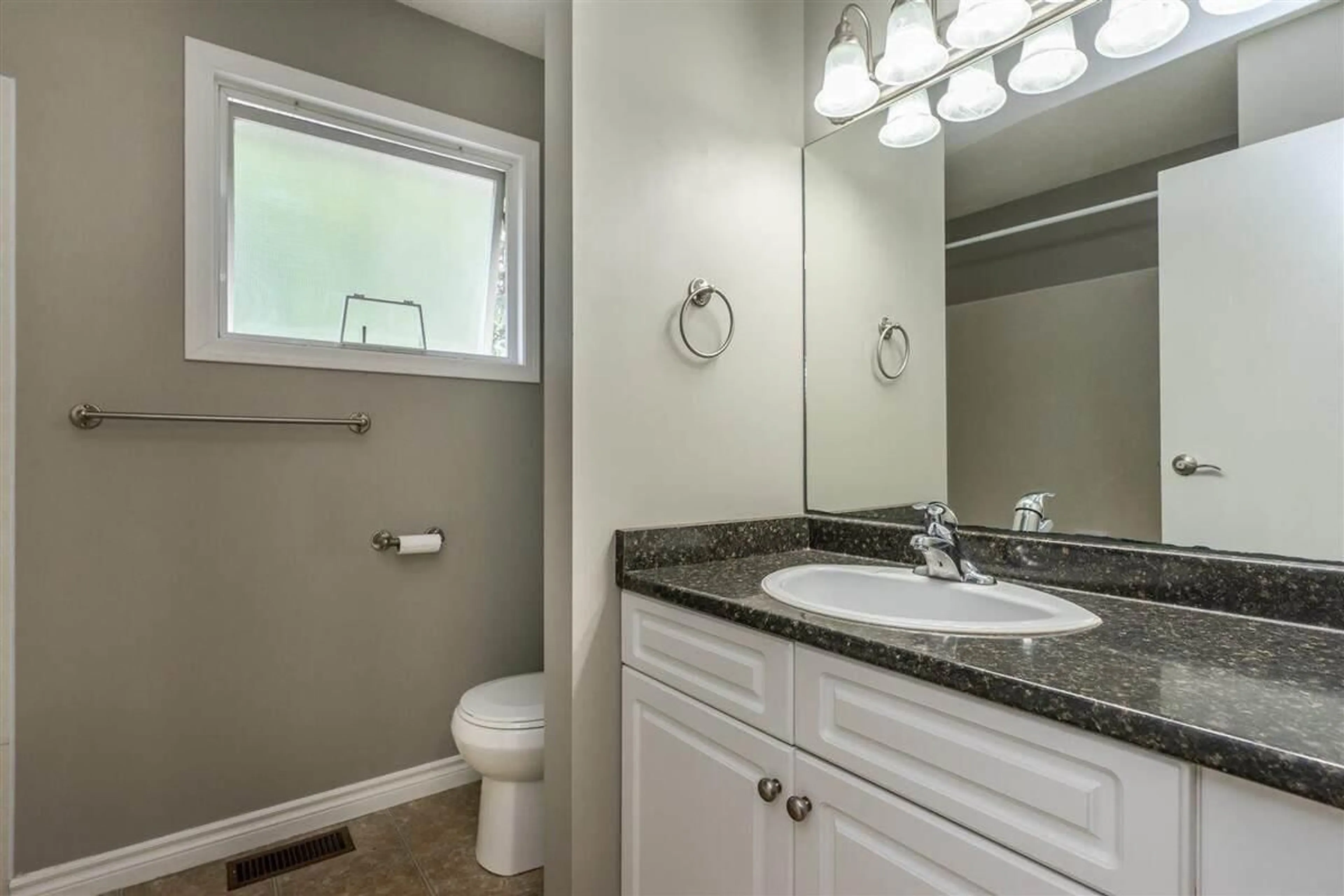 Bathroom, wood floors for 34779 MARSHALL ROAD, Abbotsford British Columbia V2S1M4