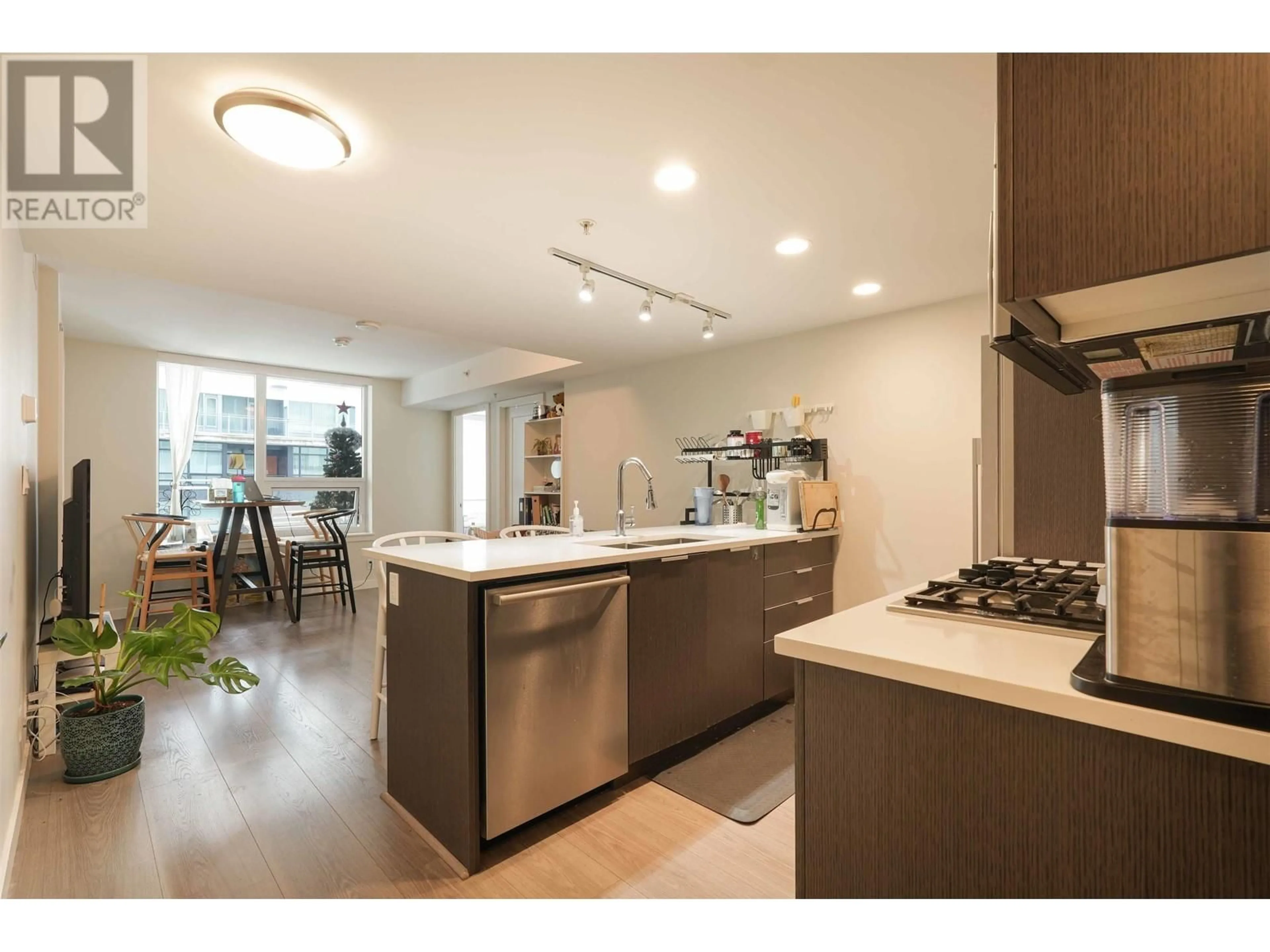 Open concept kitchen for 615 8699 HAZELBRIDGE WAY, Richmond British Columbia V6X0T4