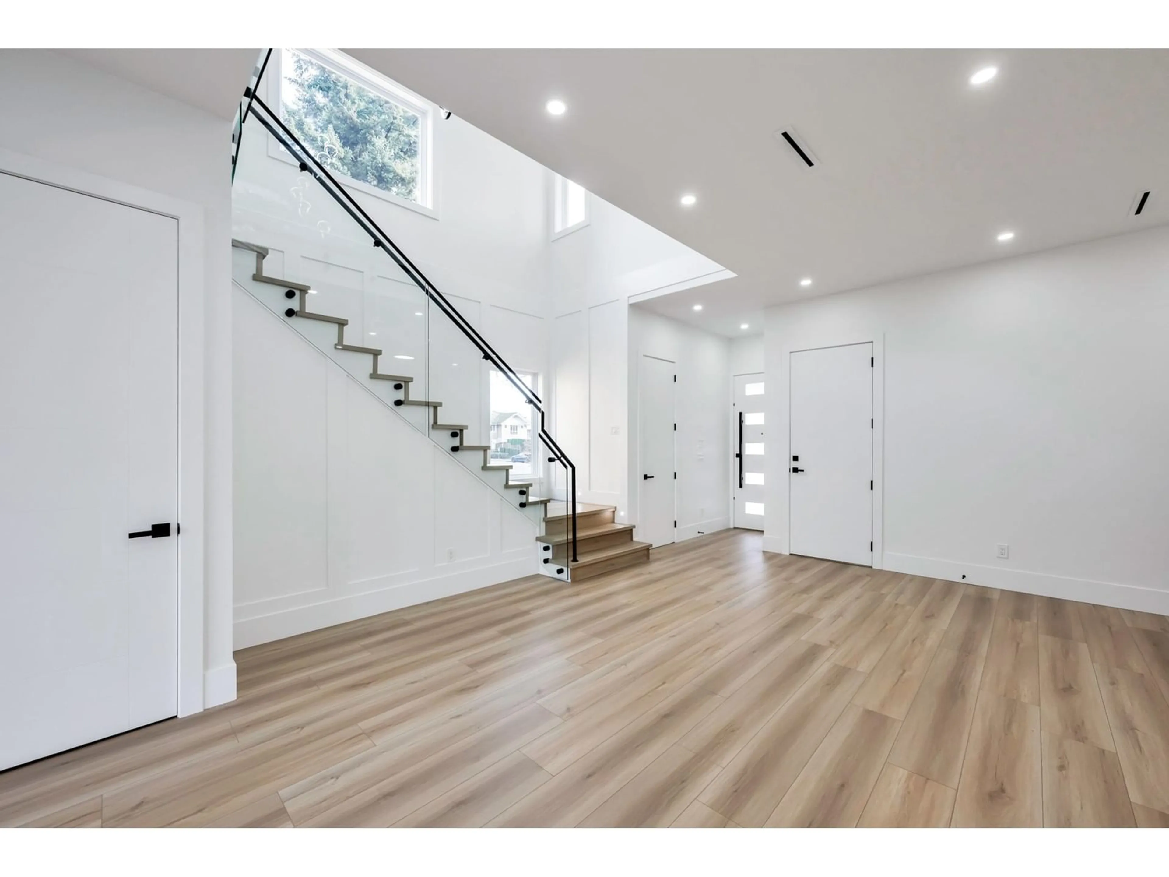 Indoor foyer, wood floors for 32735 MARSHALL ROAD, Abbotsford British Columbia V2S1J6