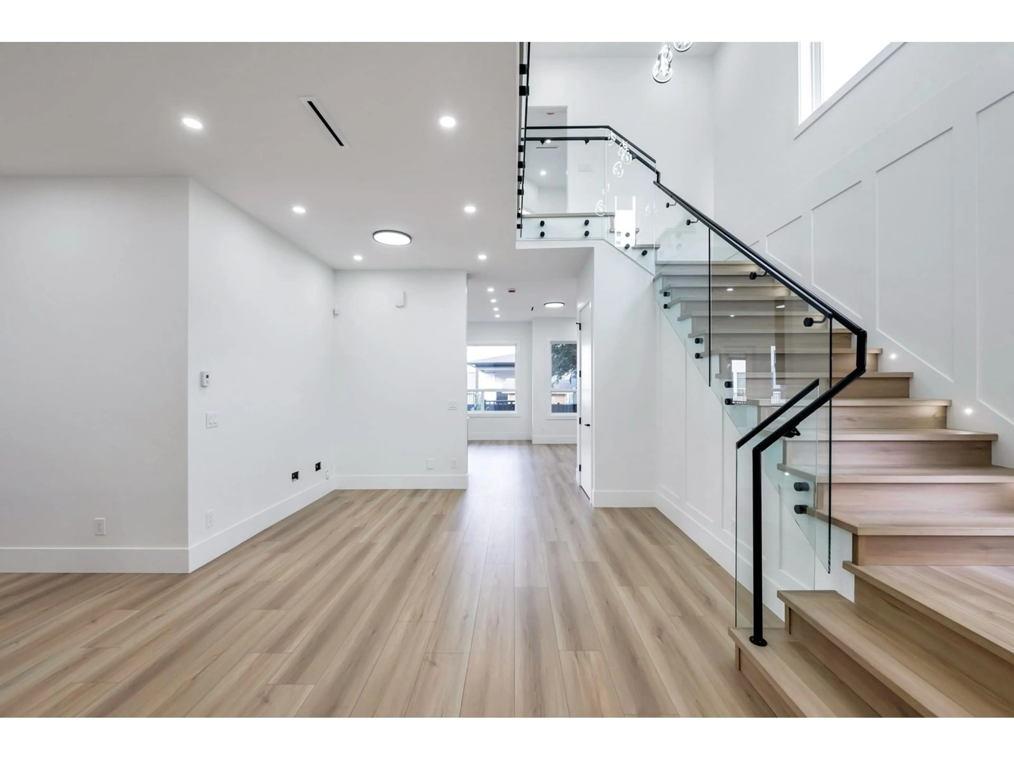 Indoor foyer, wood floors for 32735 MARSHALL ROAD, Abbotsford British Columbia V2S1J6