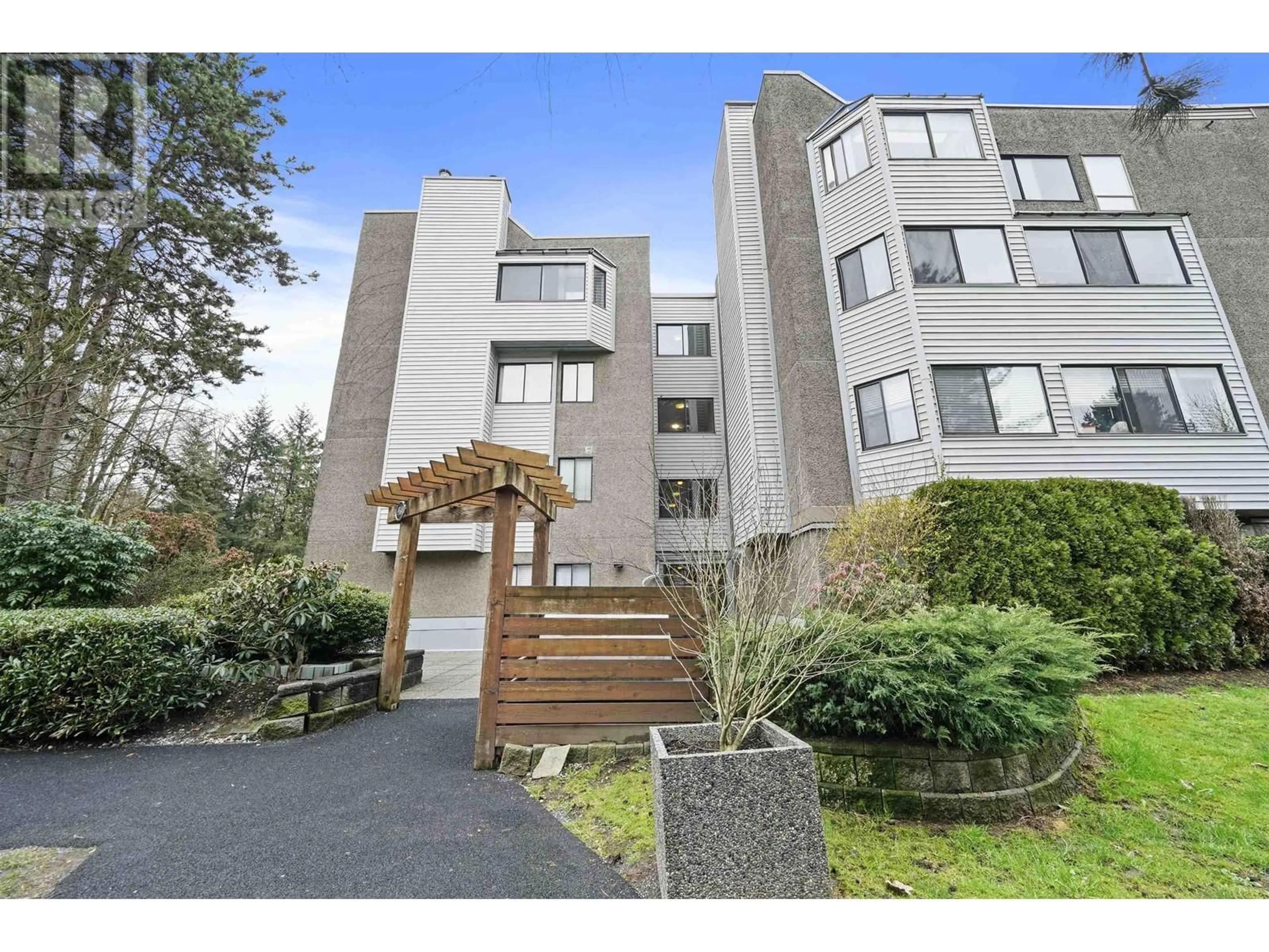 A pic from exterior of the house or condo, the front or back of building for 203 9584 MANCHESTER DRIVE, Burnaby British Columbia V3N4R1