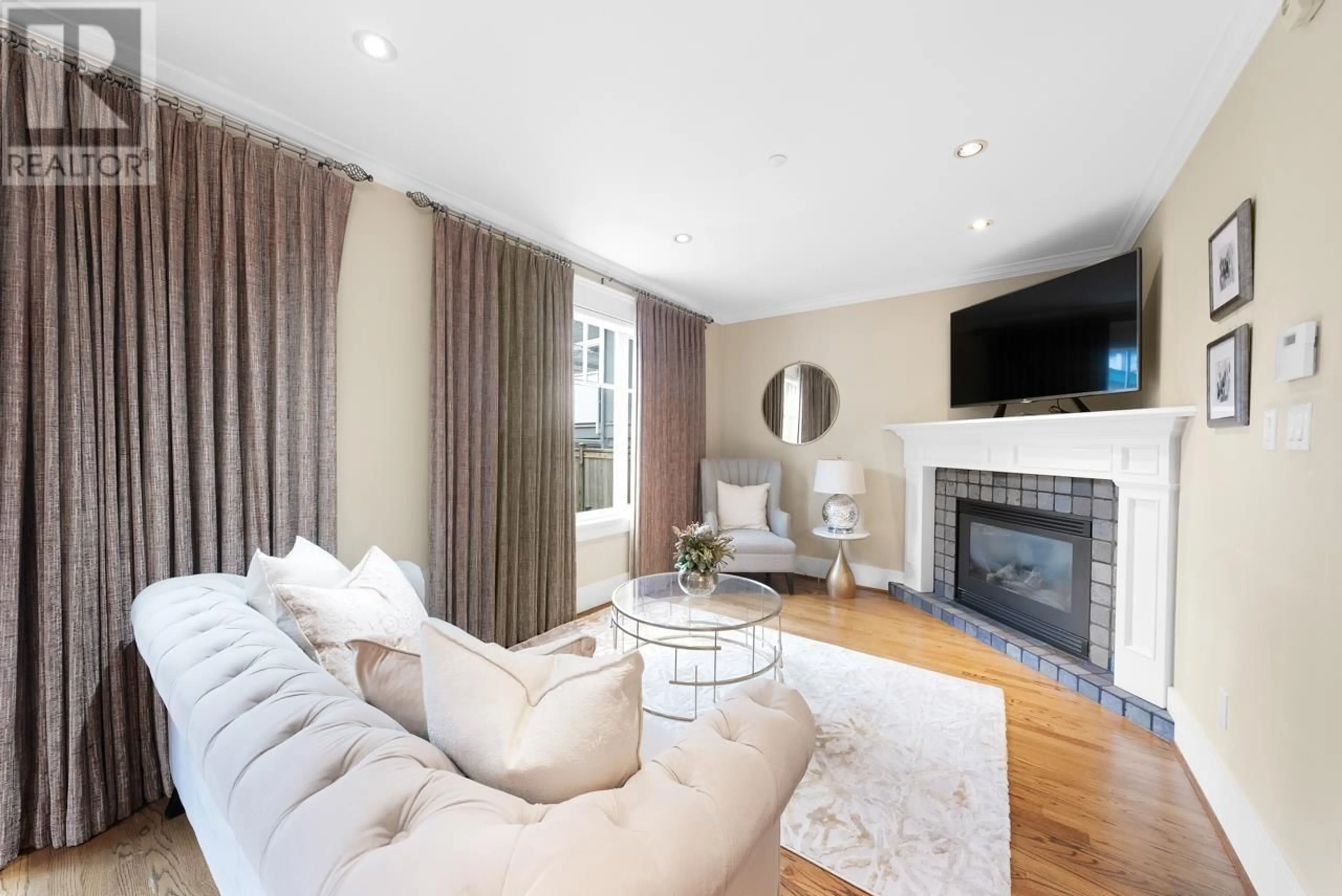 Living room, wood floors for 3422 W 19TH AVENUE, Vancouver British Columbia V6S1C2