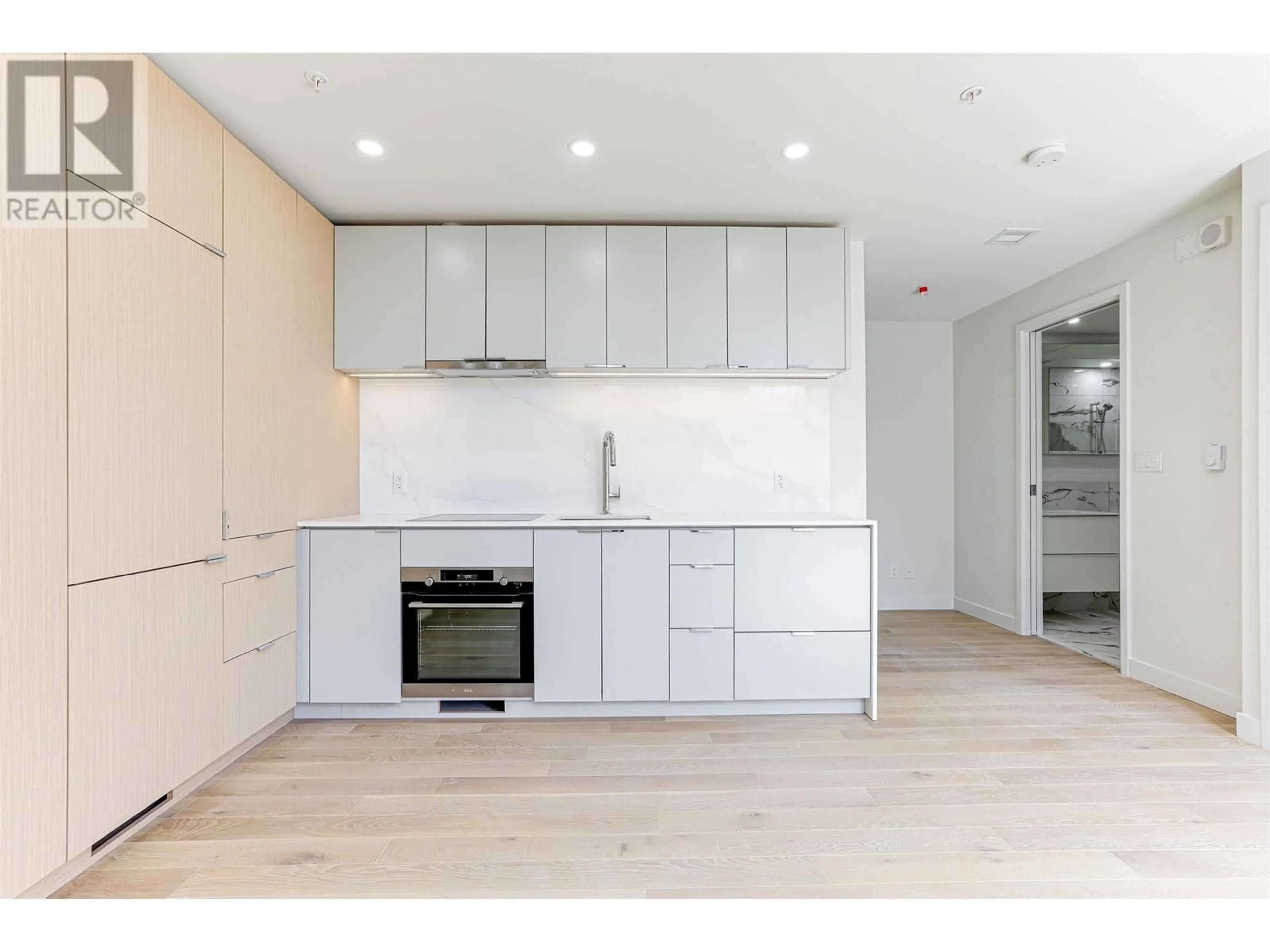 Open concept kitchen, wood/laminate floor for 606 - 239 KEEFER STREET, Vancouver British Columbia V6A1X6