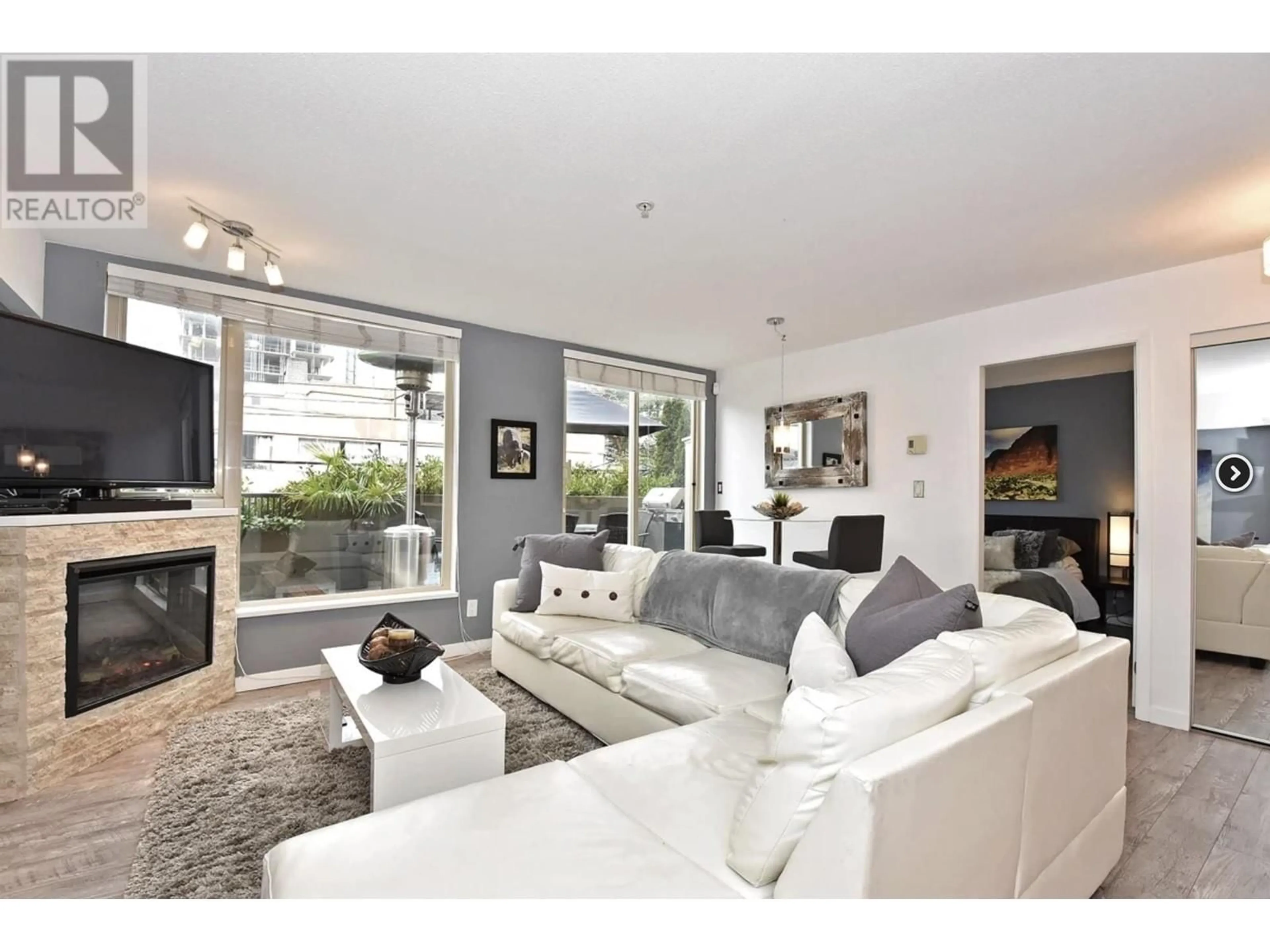 Living room, wood floors for 202 3089 OAK STREET, Vancouver British Columbia V6H2K8