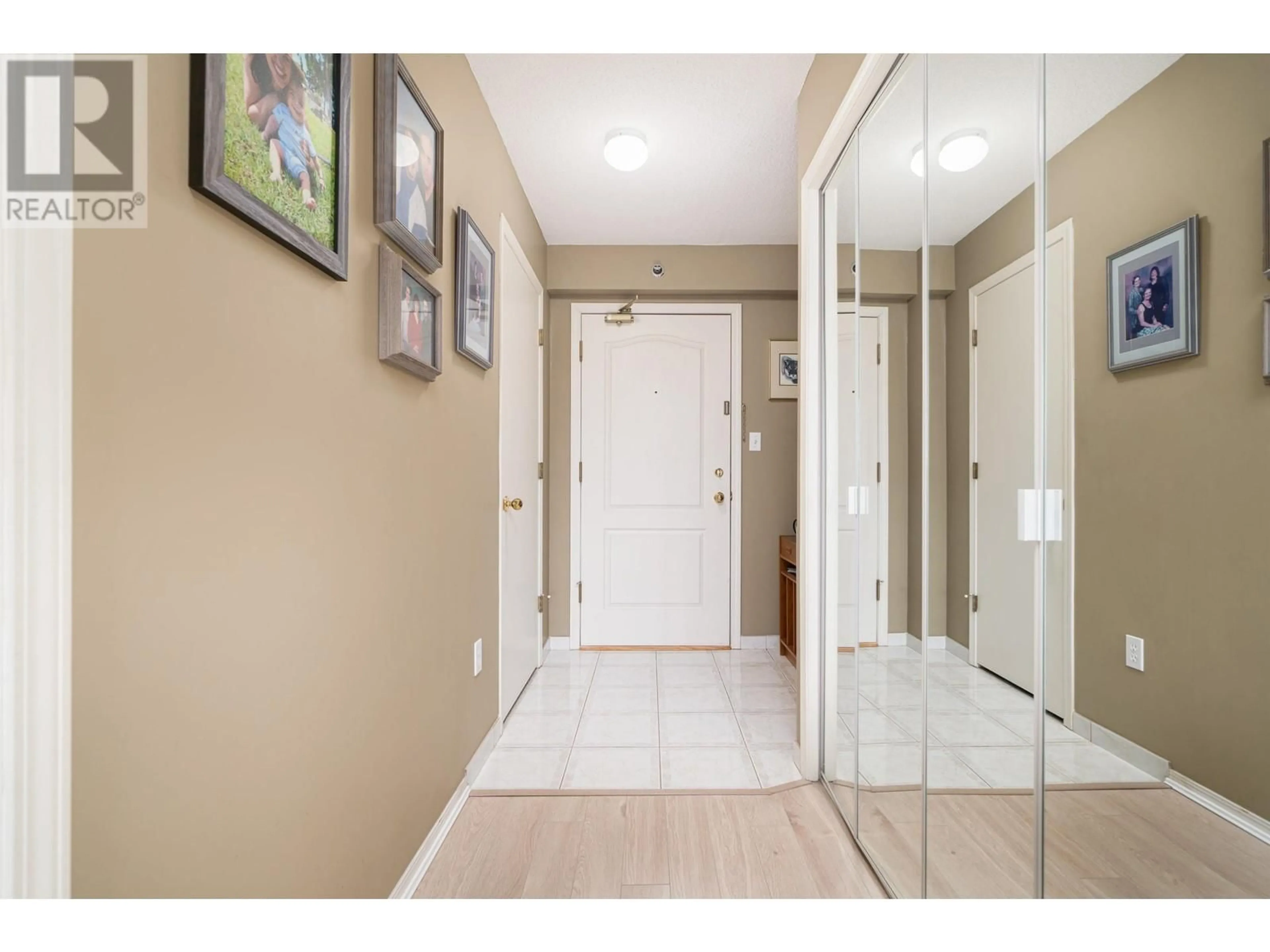 Indoor entryway, wood floors for 904 1189 EASTWOOD STREET, Coquitlam British Columbia V3B7N5