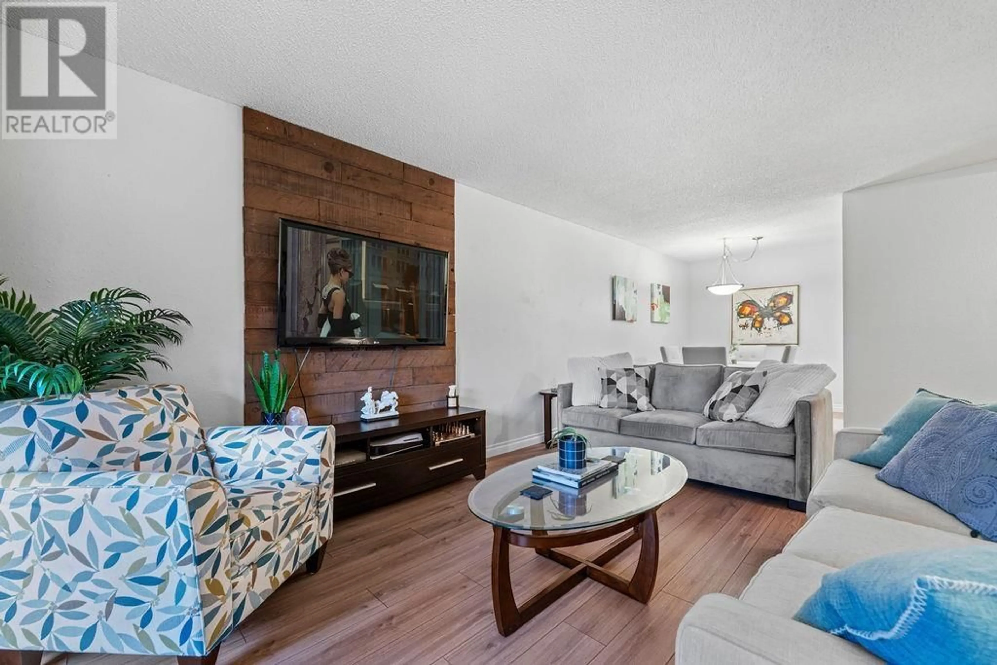 Living room, wood floors for 108 3411 SPRINGFIELD DRIVE, Richmond British Columbia V7E1Z1