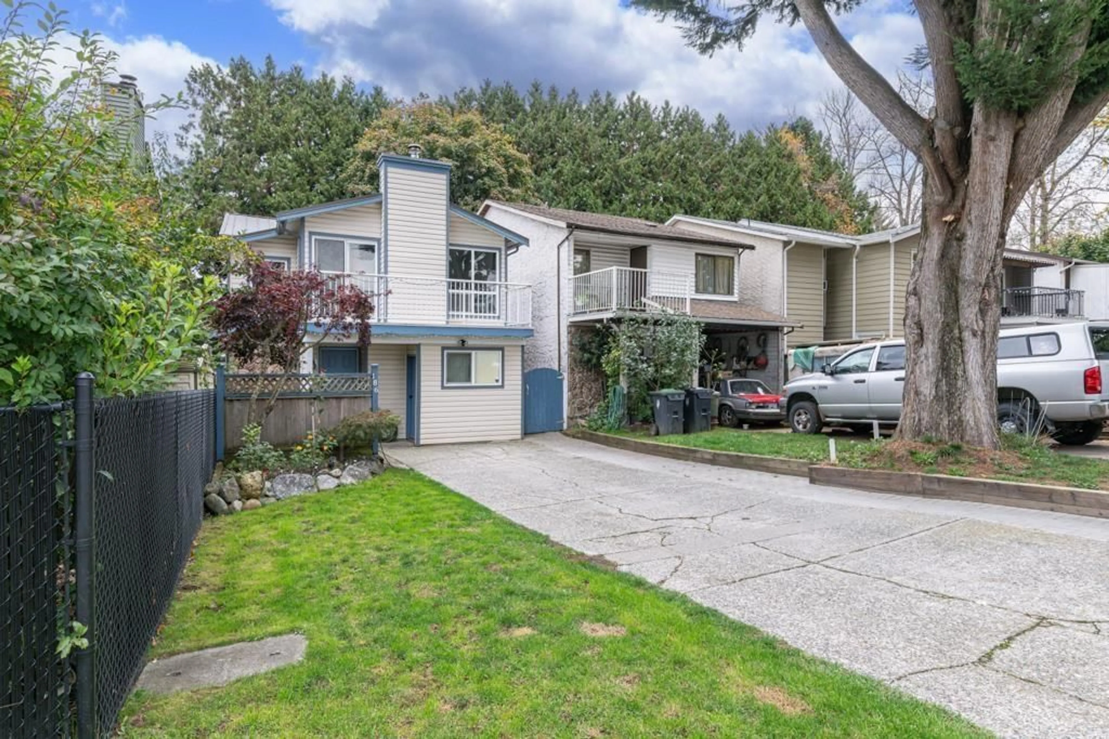 A pic from outside/outdoor area/front of a property/back of a property/a pic from drone, street for 186 SPRINGFIELD, Langley British Columbia V4W3K9