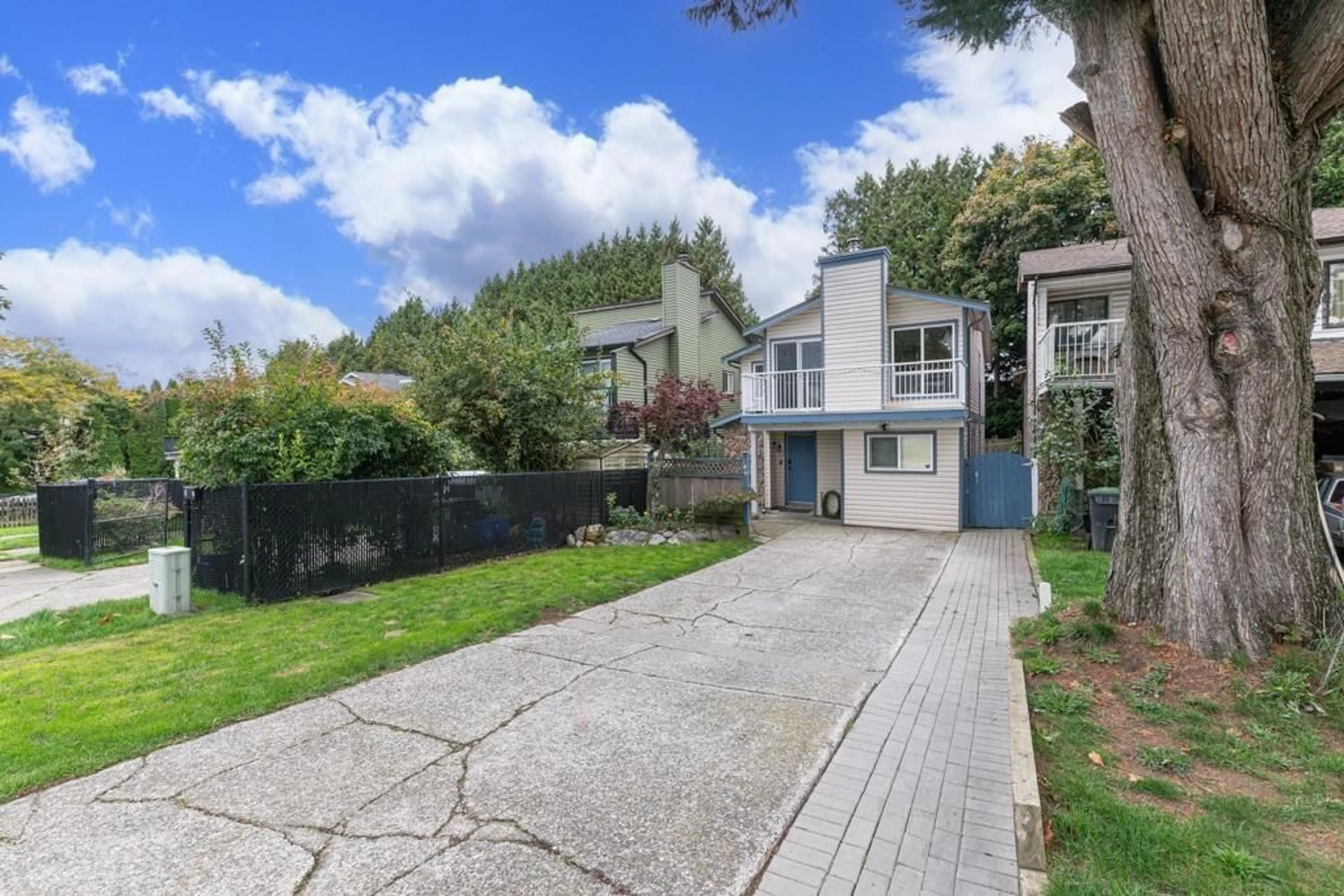 A pic from outside/outdoor area/front of a property/back of a property/a pic from drone, street for 186 SPRINGFIELD, Langley British Columbia V4W3K9
