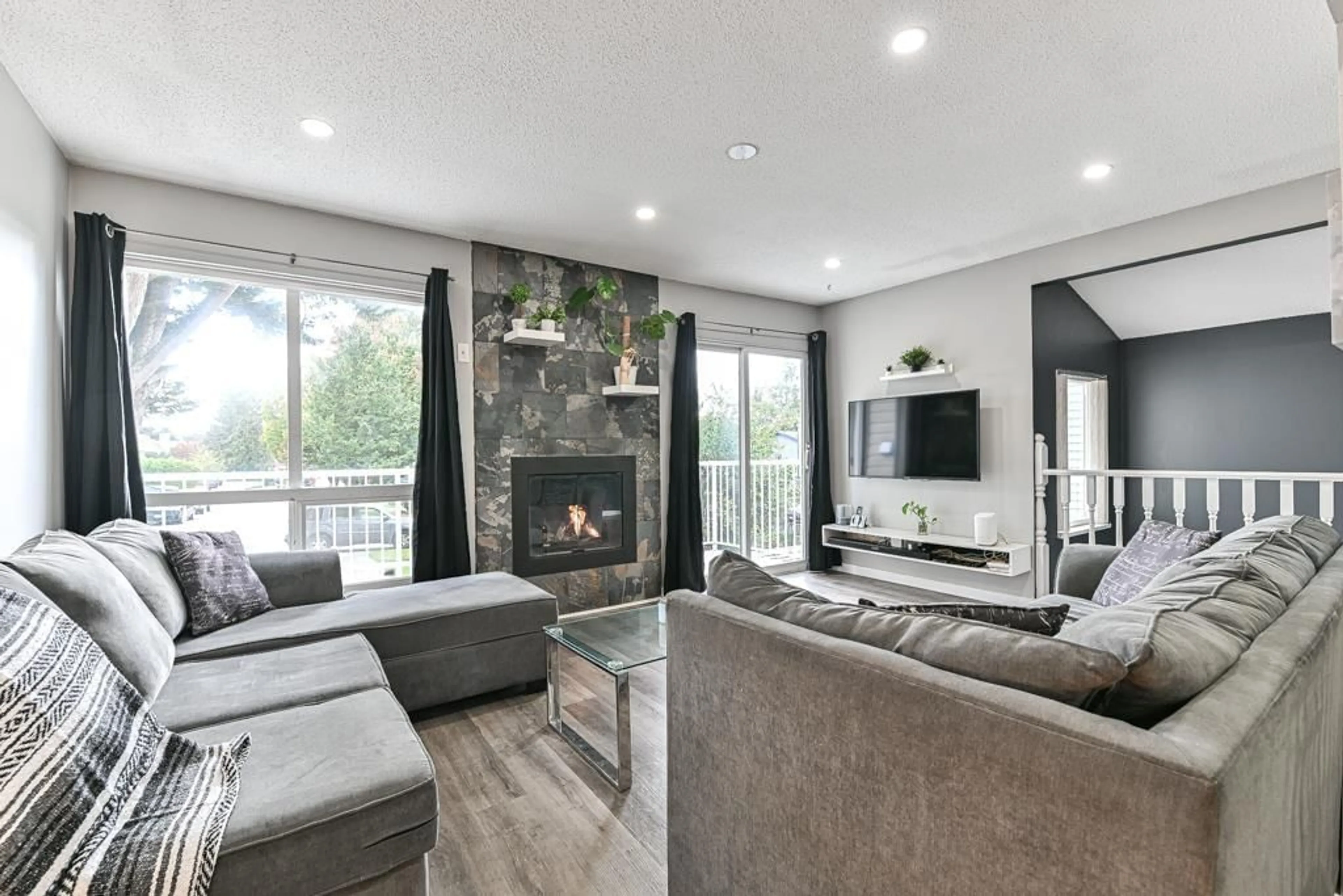 Living room, wood floors for 186 SPRINGFIELD DRIVE, Langley British Columbia V4W3K9