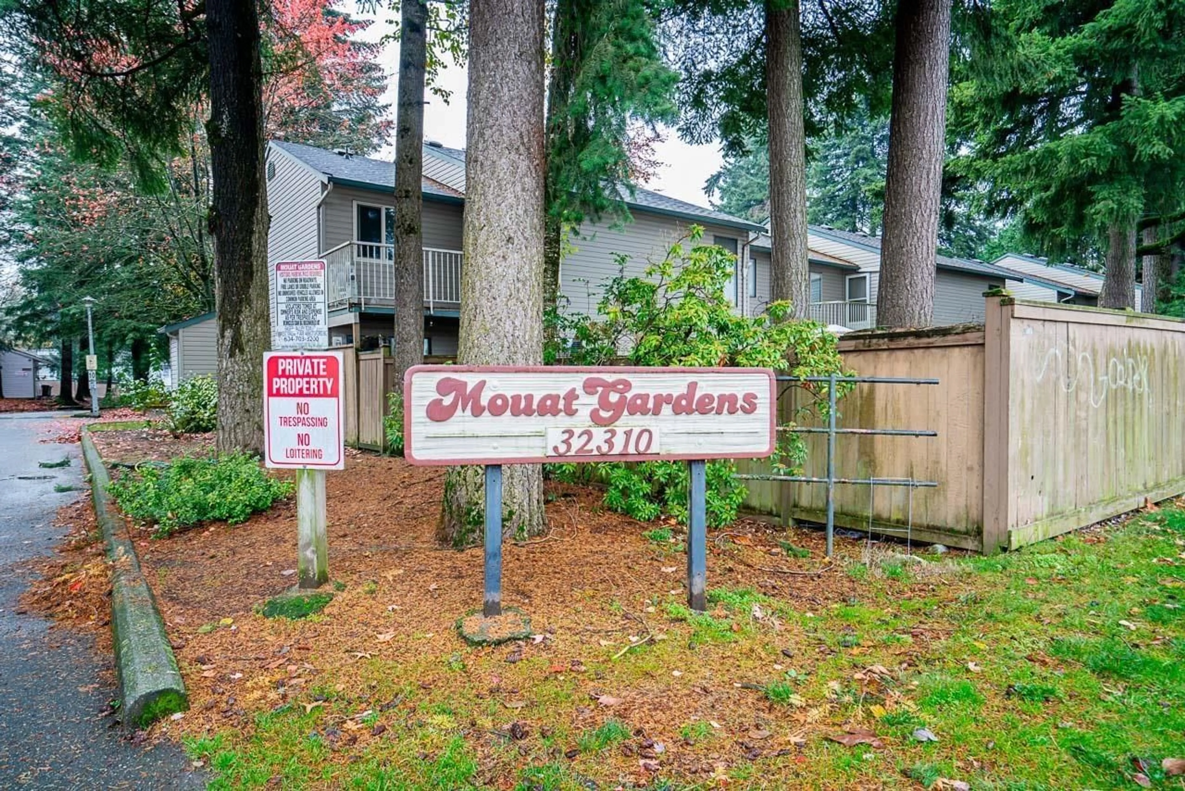 A pic from exterior of the house or condo, the fenced backyard for 17 32310 MOUAT DRIVE, Abbotsford British Columbia V2T4J1