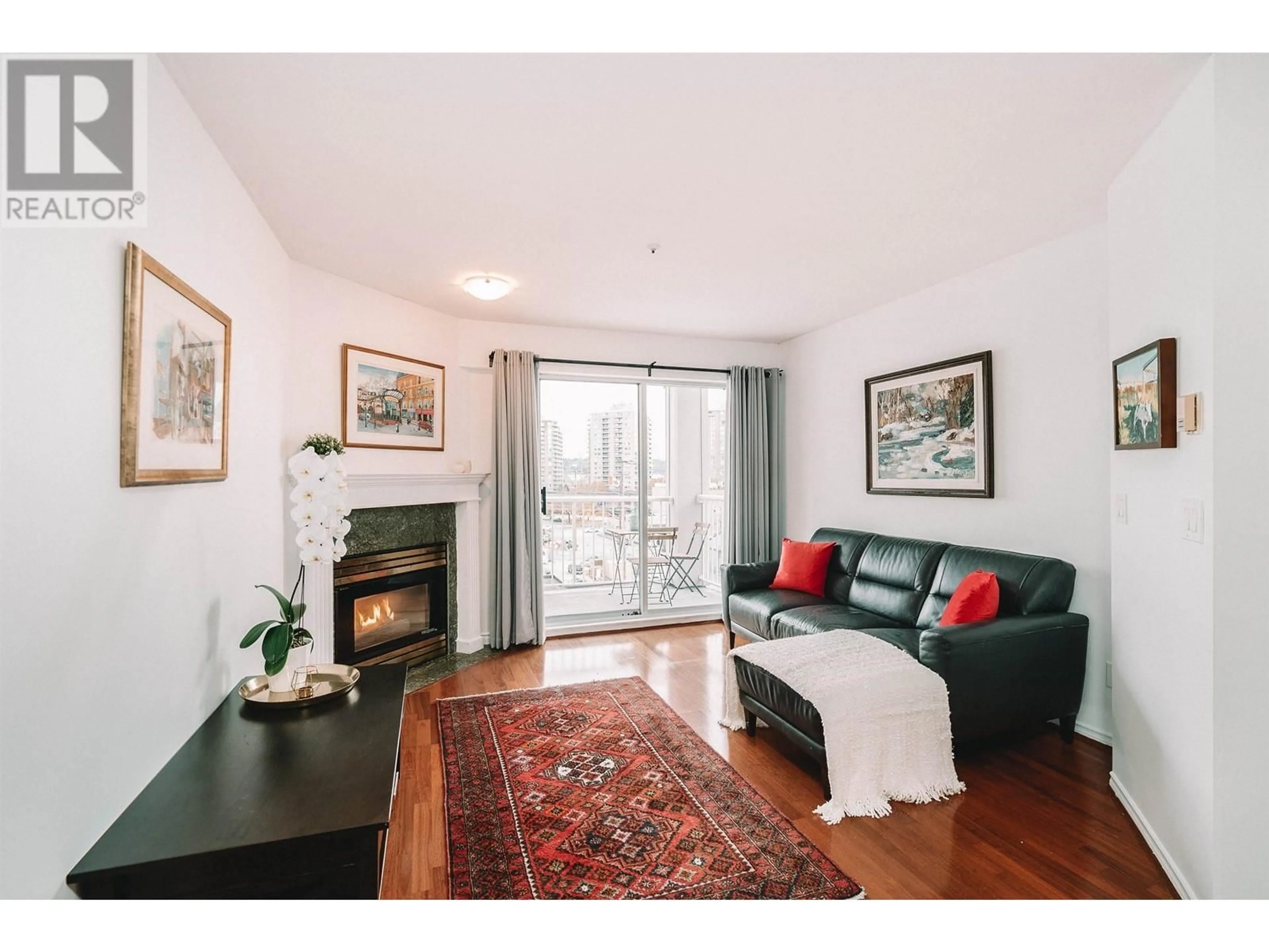 Living room, wood floors for 407 135 ELEVENTH STREET, New Westminster British Columbia V3M4C7