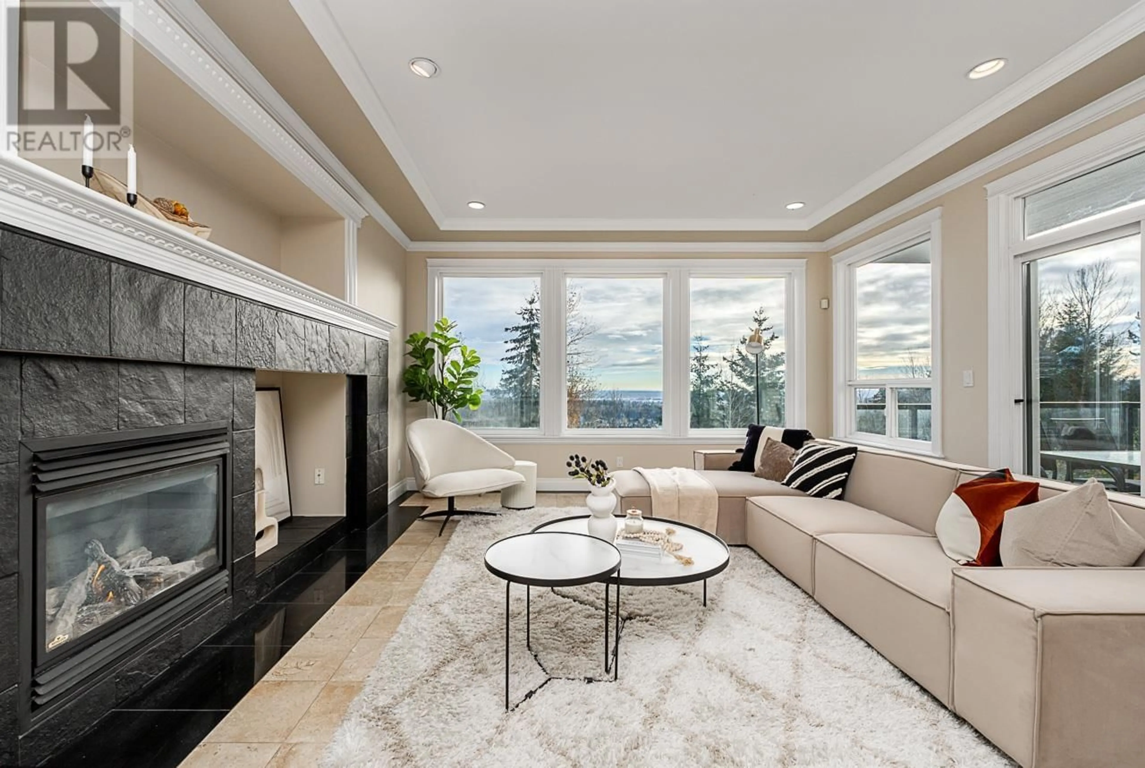 Living room, carpet floors for 3126 SILVERTHRONE DRIVE, Coquitlam British Columbia V3E3B1