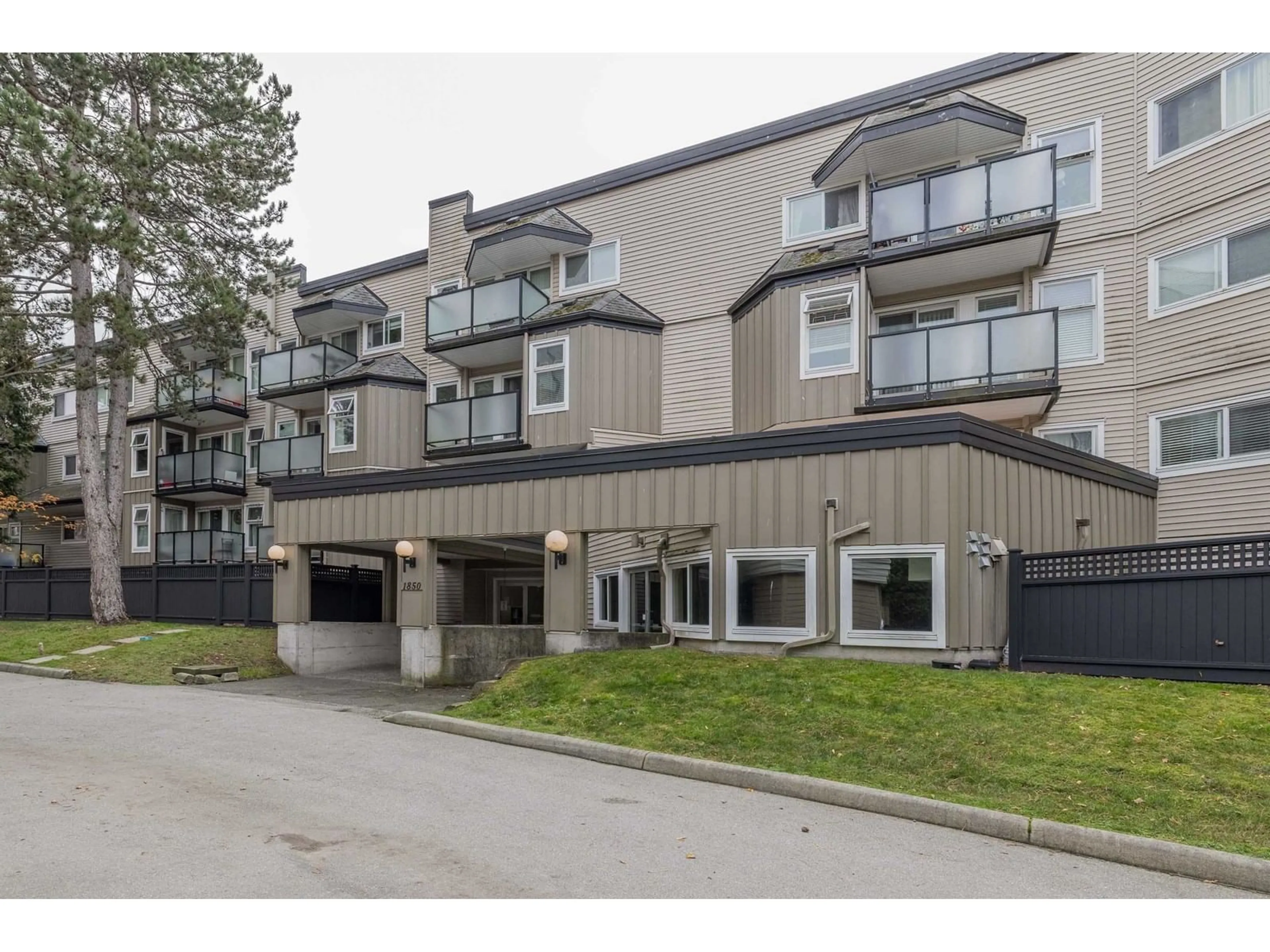 A pic from exterior of the house or condo, the front or back of building for 203 1850 E SOUTHMERE CRESCENT, Surrey British Columbia V4A6Y6