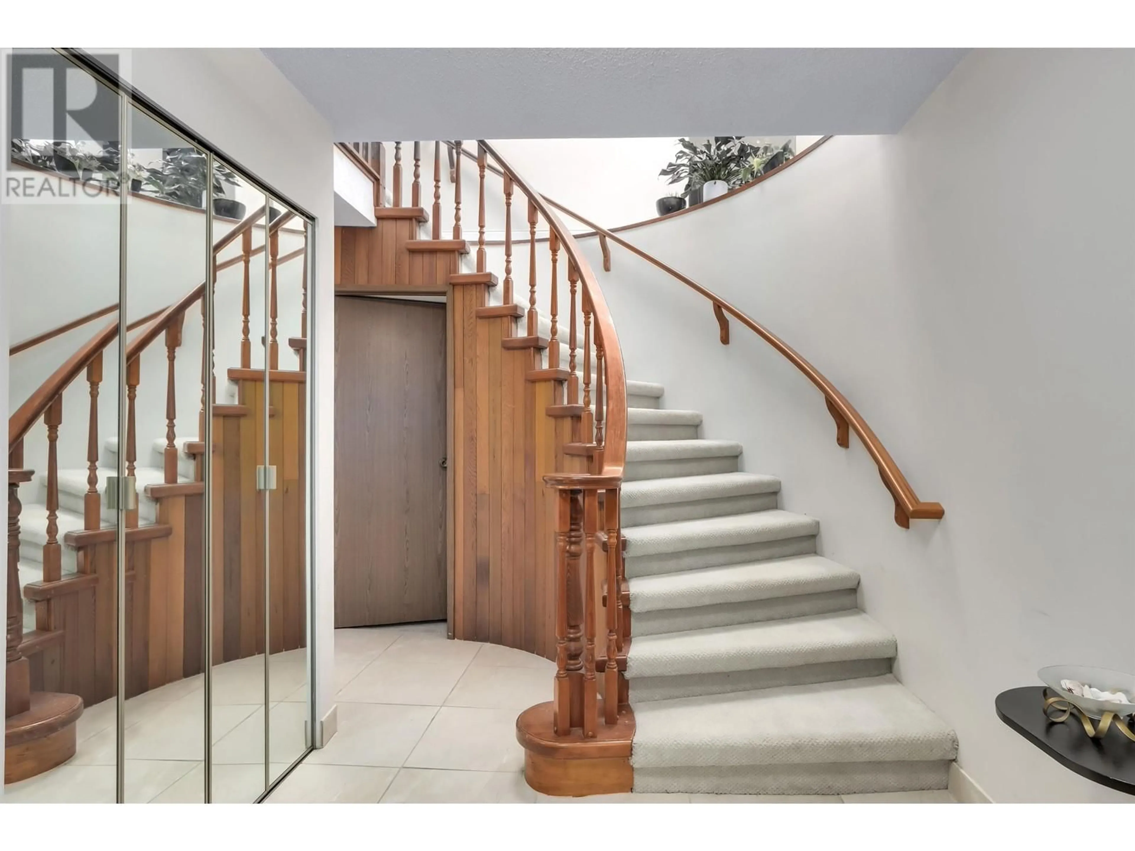 Indoor foyer, wood floors for 44 E 58TH AVENUE, Vancouver British Columbia V5X1V6