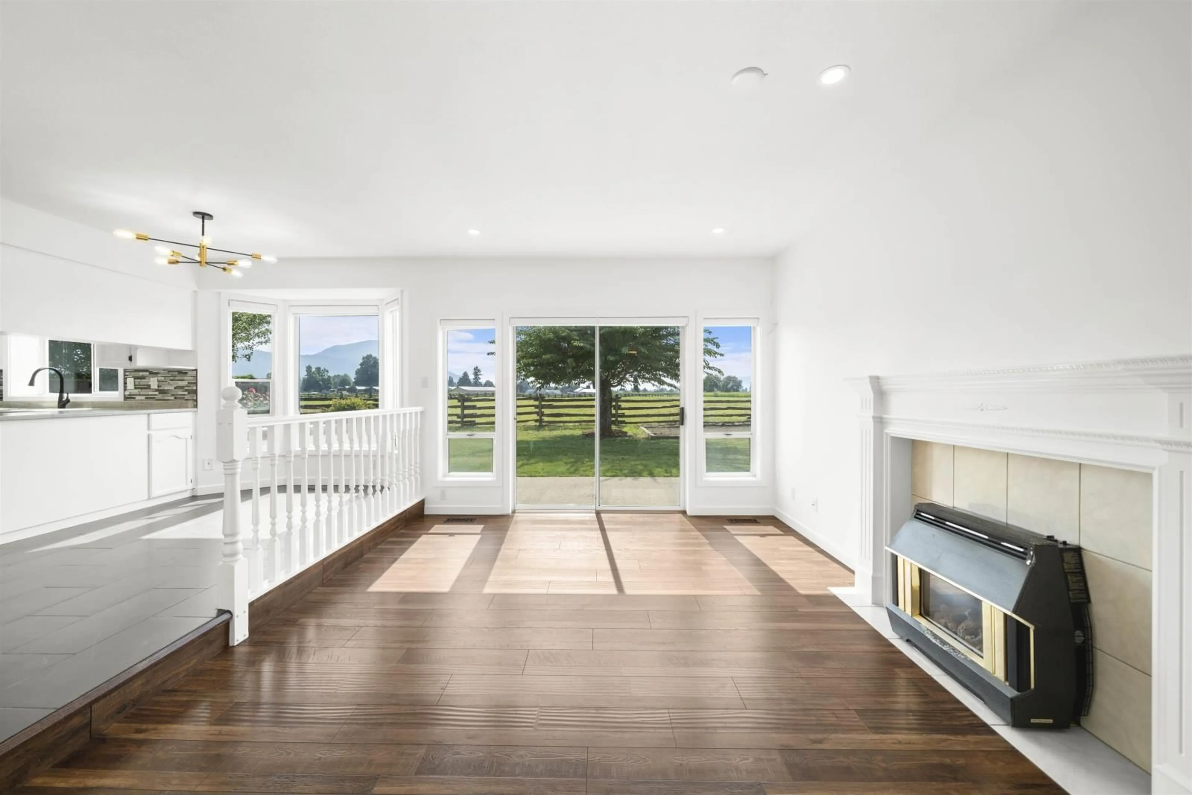 Indoor entryway, wood floors for 6843 WILTSHIRE STREET, Chilliwack British Columbia V2R2Z3