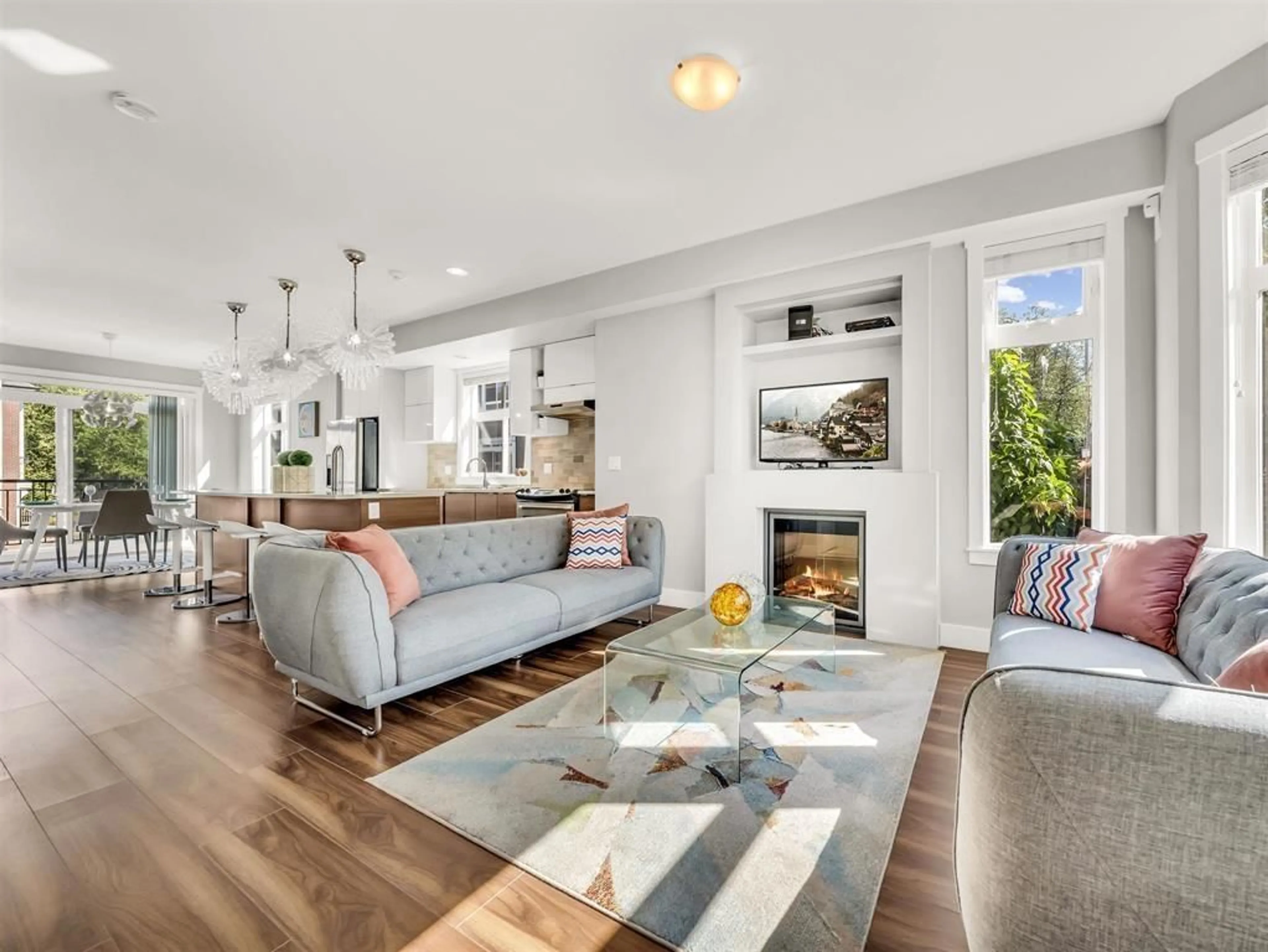 Living room, wood floors for 8 14433 60 AVENUE, Surrey British Columbia V3S1R4