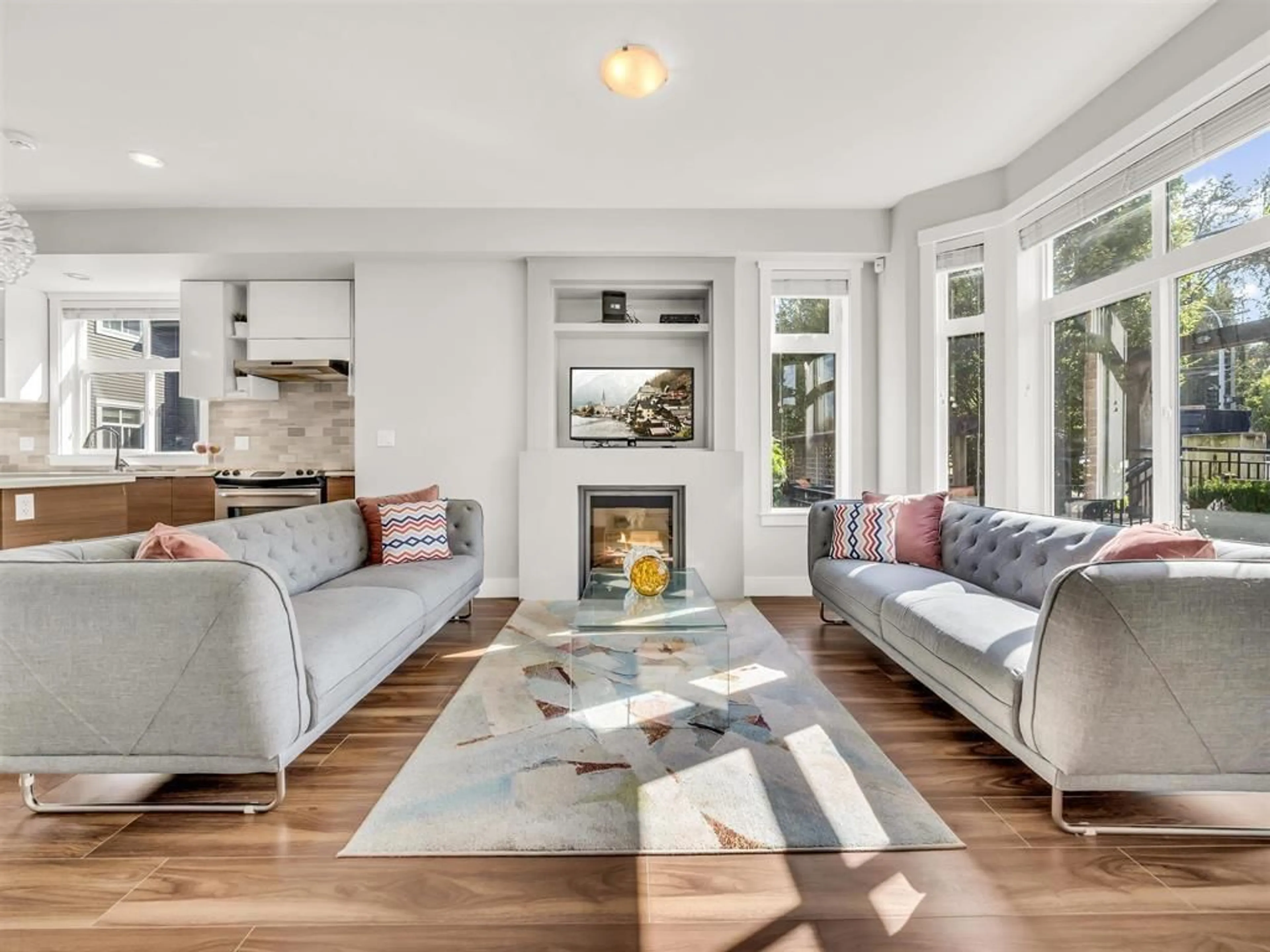 Living room, wood floors for 8 14433 60 AVENUE, Surrey British Columbia V3S1R4