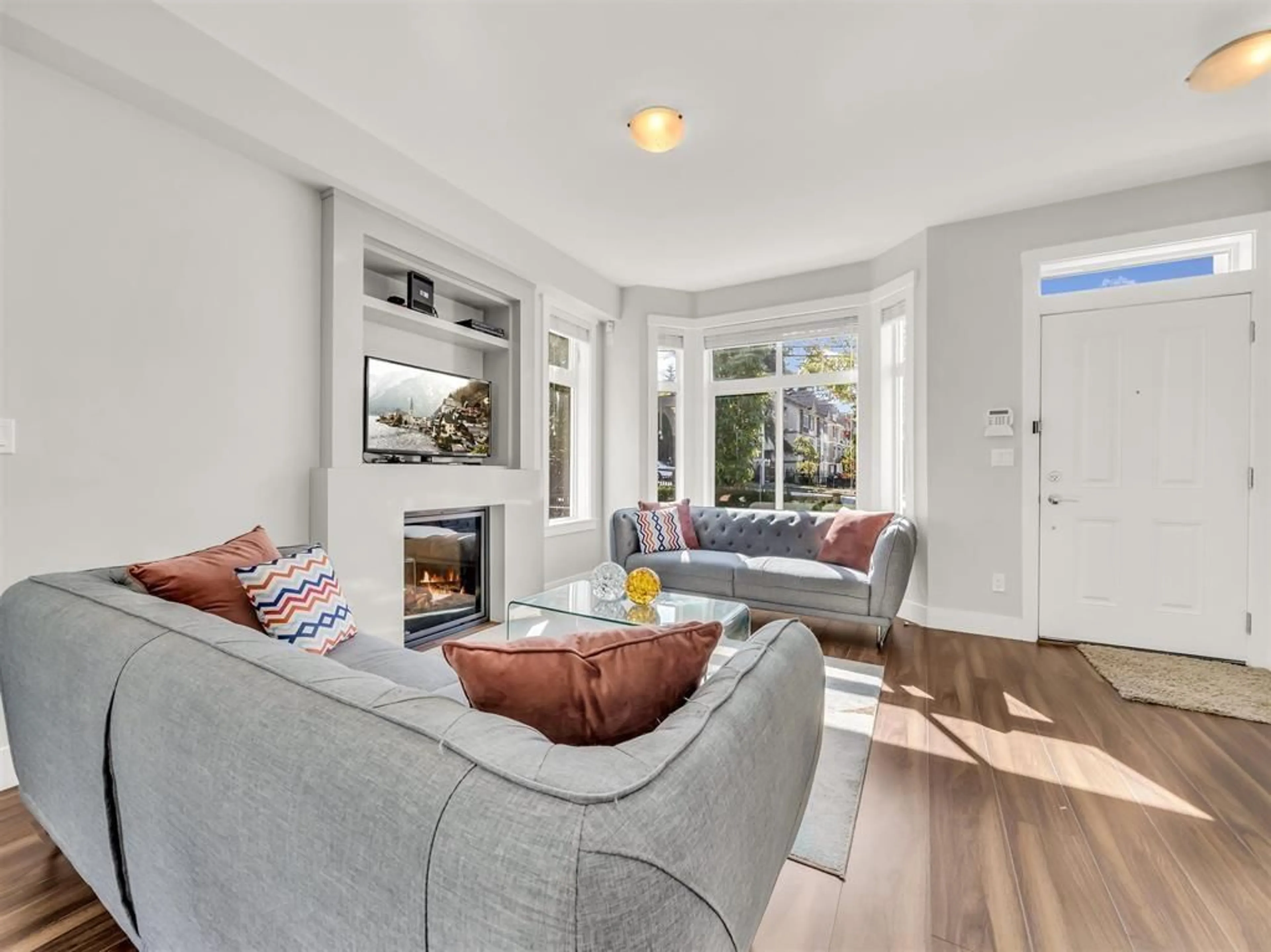 Living room, wood floors for 8 14433 60 AVENUE, Surrey British Columbia V3S1R4