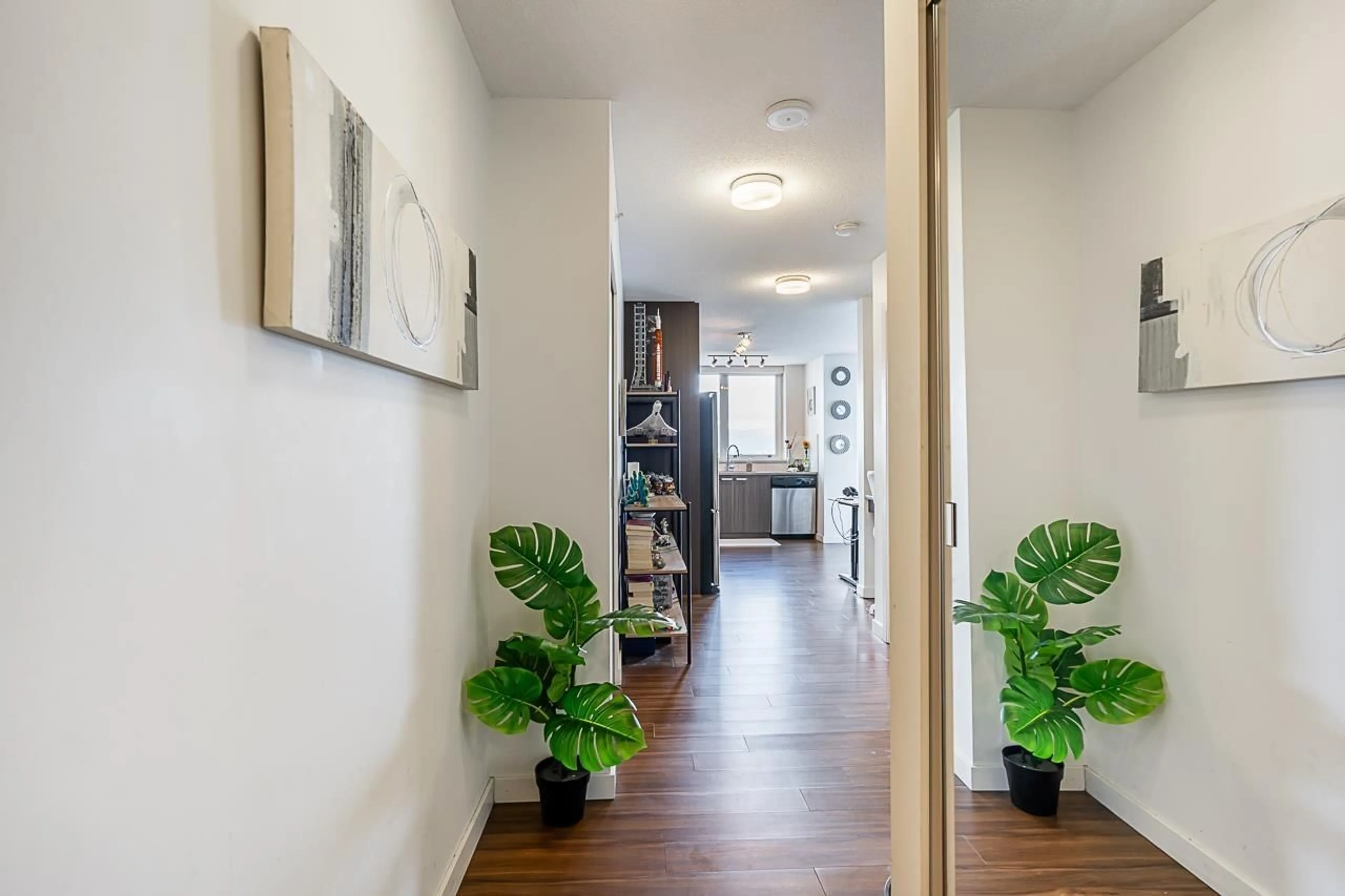 Indoor entryway, wood floors for 2206 13325 102A AVENUE, Surrey British Columbia V3R8X8