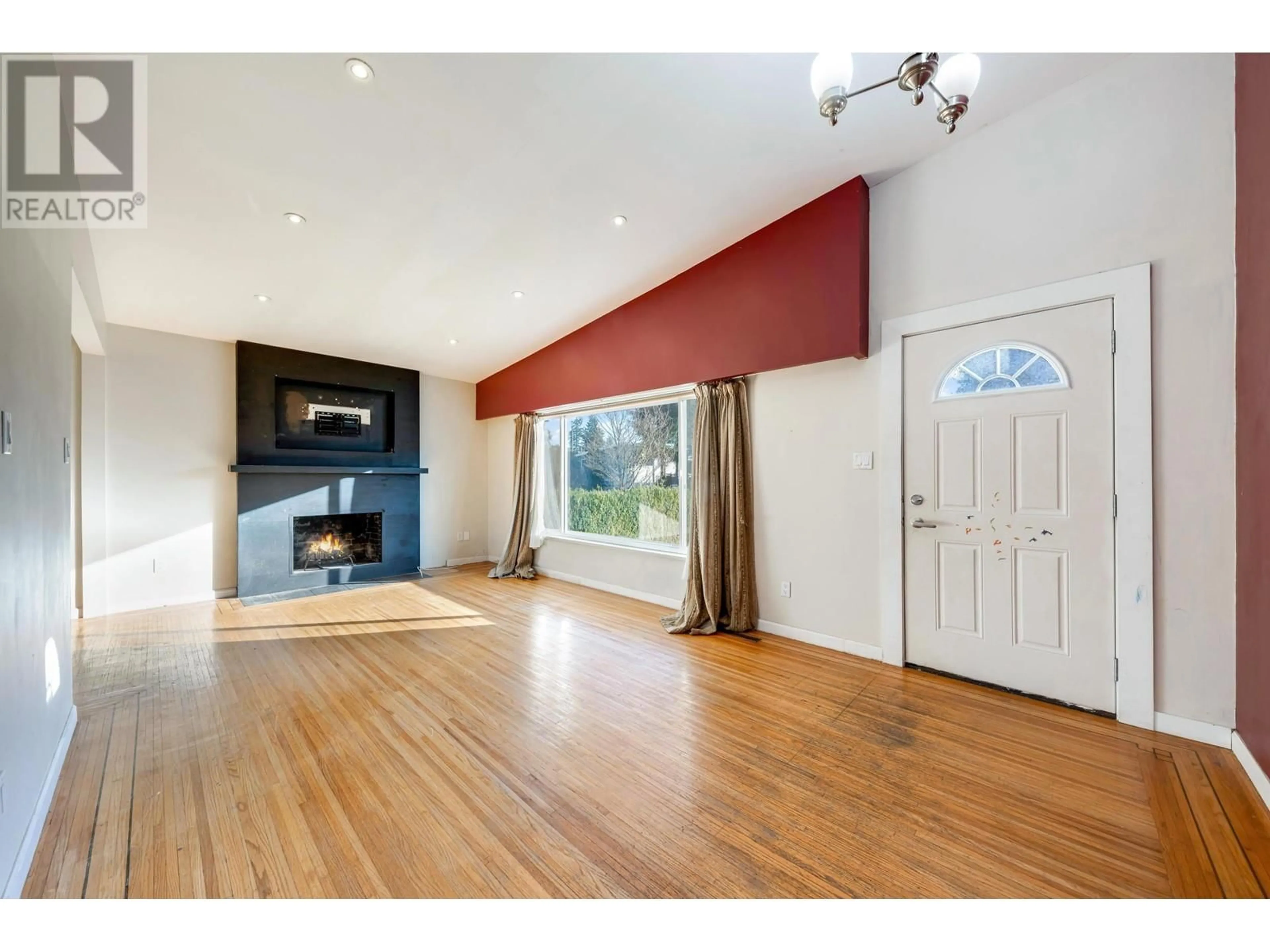 Indoor foyer, wood floors for 1607 BALMORAL AVENUE, Coquitlam British Columbia V3J5Y7