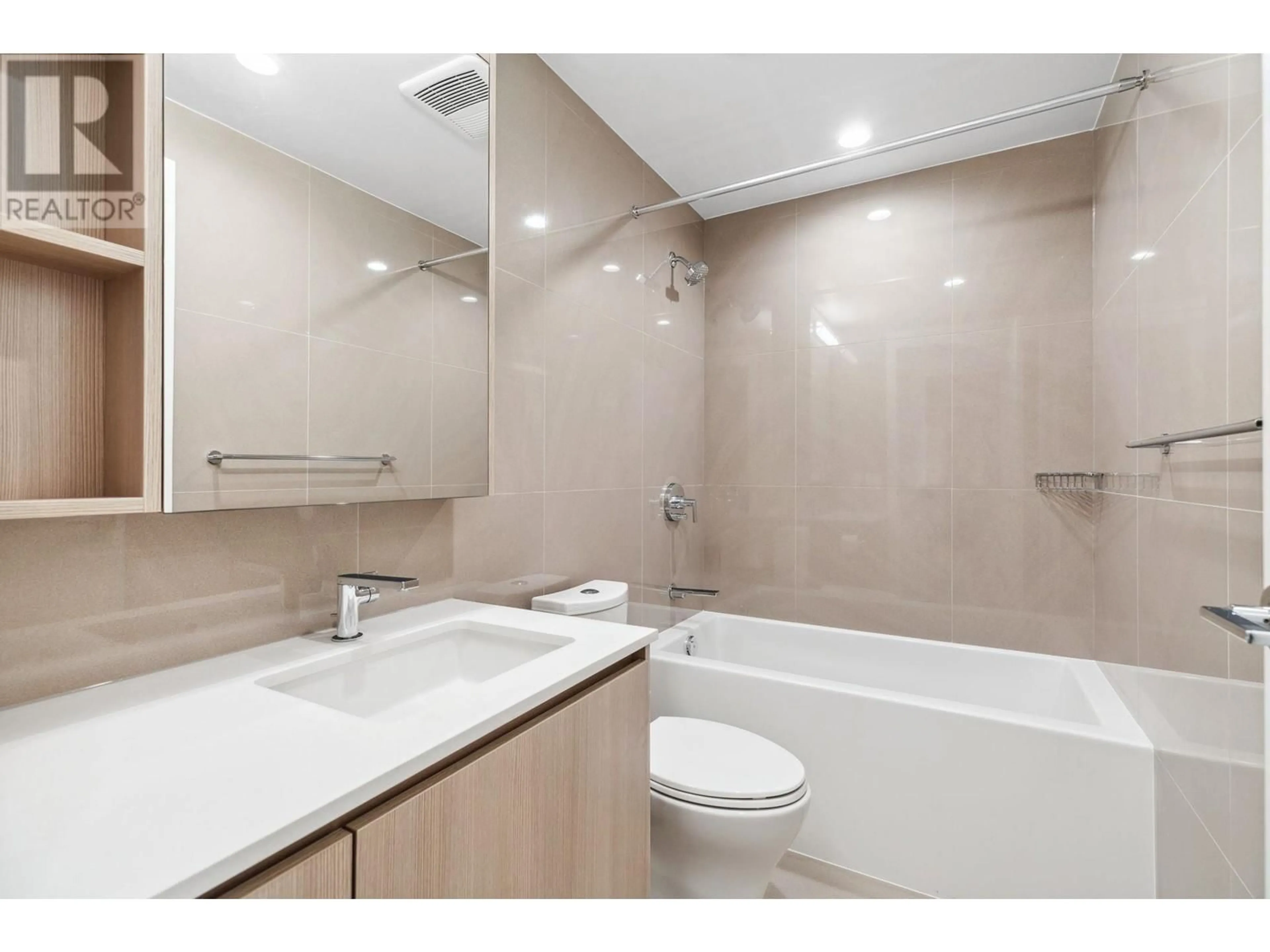 Standard bathroom, ceramic/tile floor for 402 - 618 CARNARVON STREET, New Westminster British Columbia V3M0N9