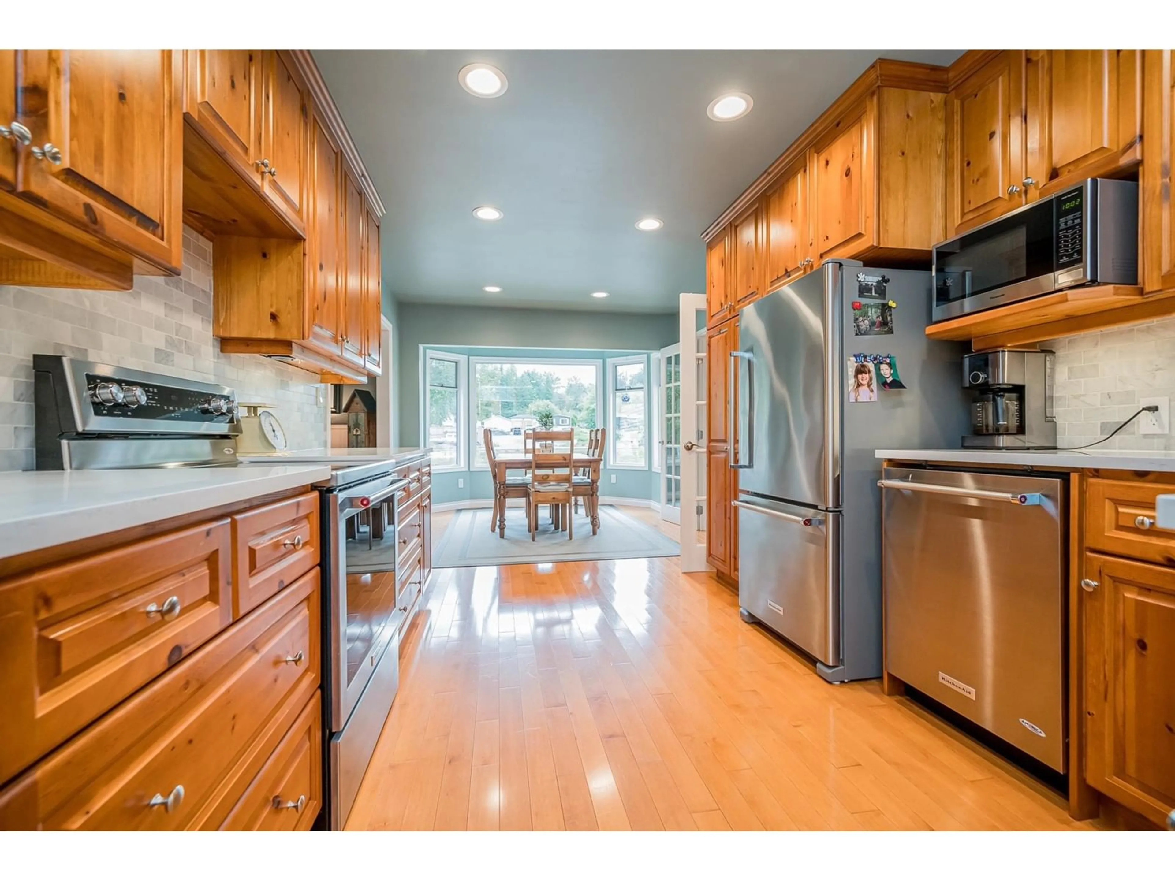 Kitchen, wood floors for 19810 20 AVENUE, Langley British Columbia V2Z1Z3