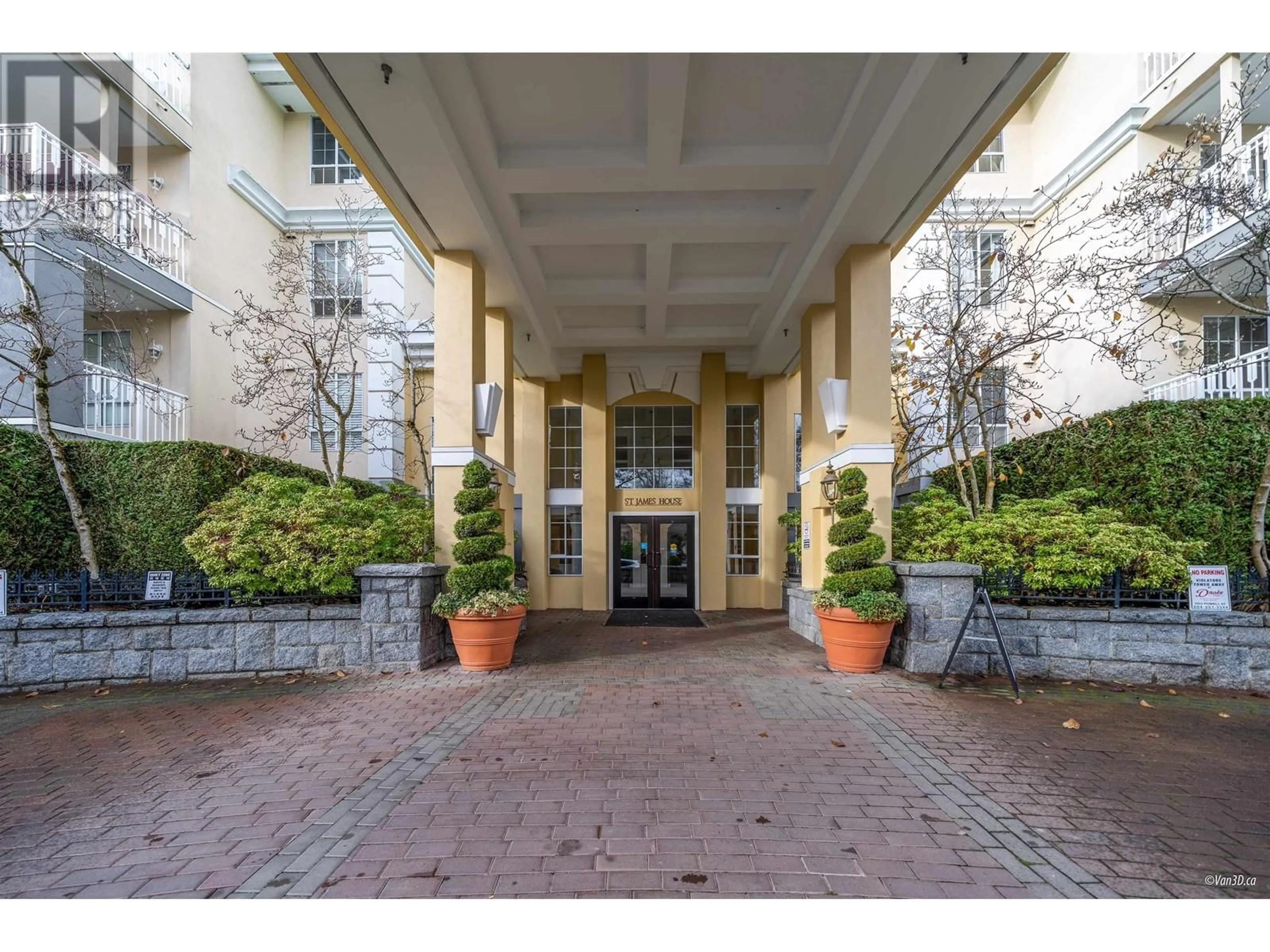 Indoor foyer for 235 5835 HAMPTON PLACE, Vancouver British Columbia V6T2G2