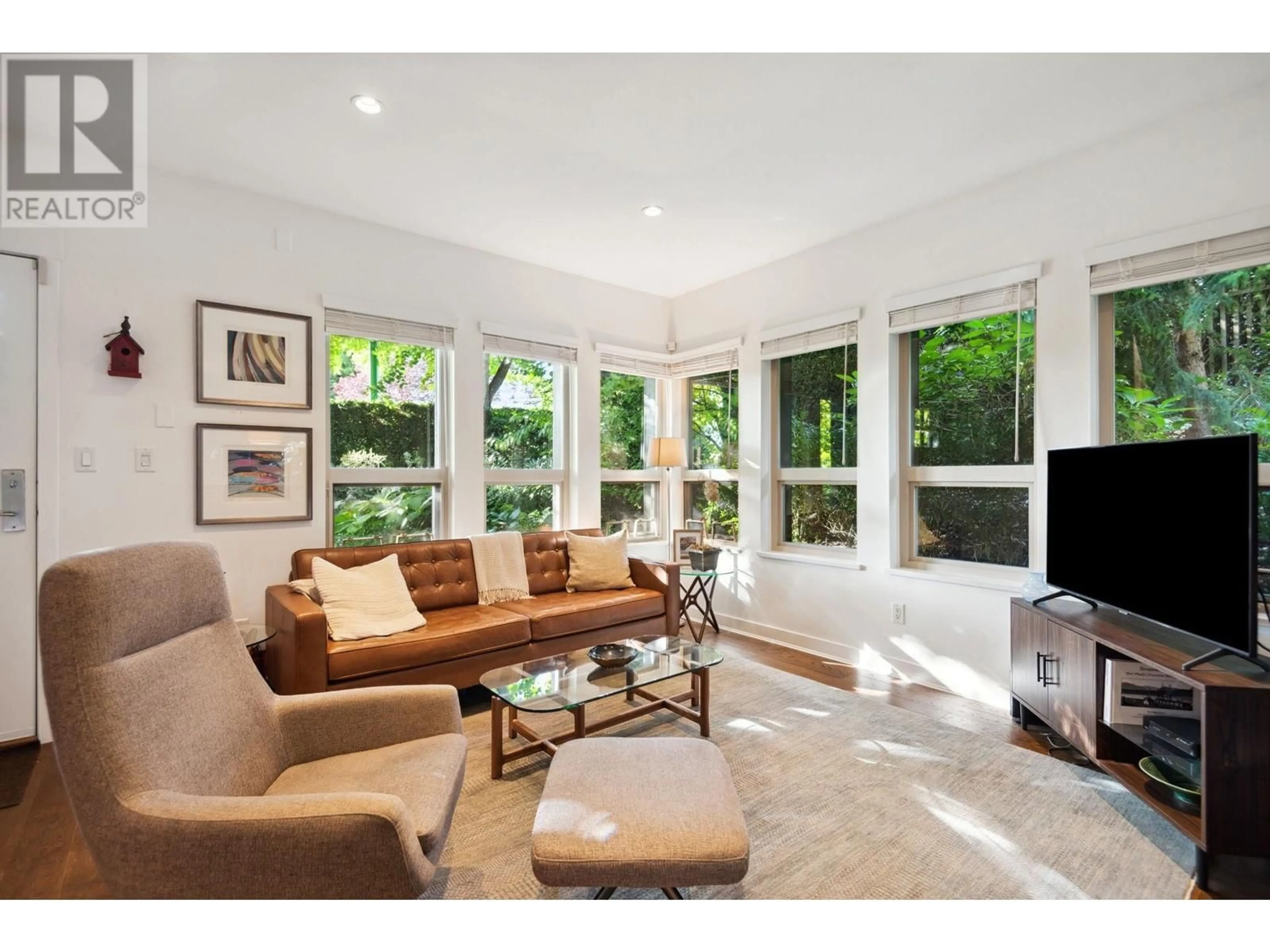 Living room, wood floors for 2994 CHESTERFIELD AVENUE, North Vancouver British Columbia V7N3M6