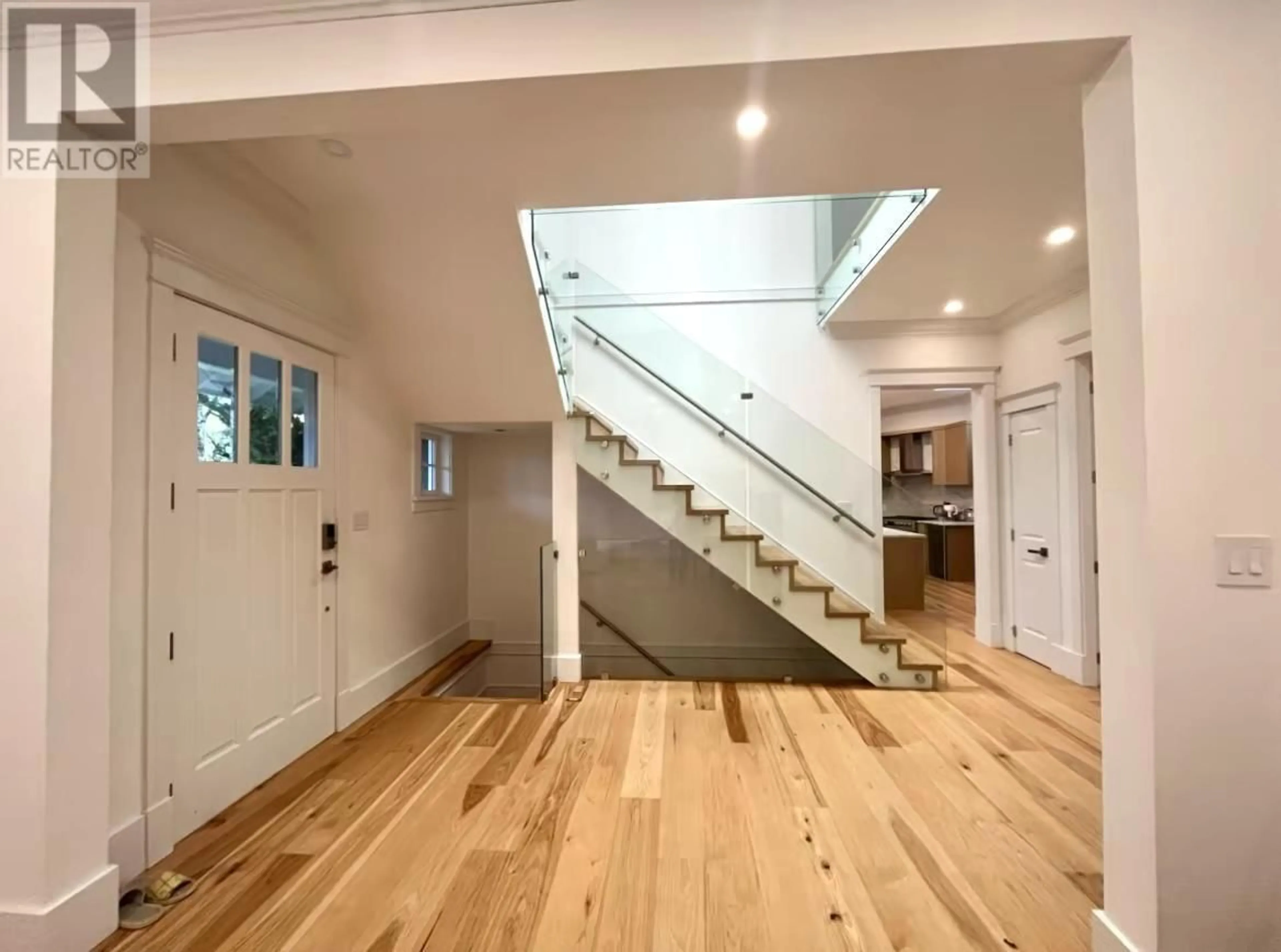 Indoor foyer, wood floors for 4379 ROSS CRESCENT, West Vancouver British Columbia V7W1B3