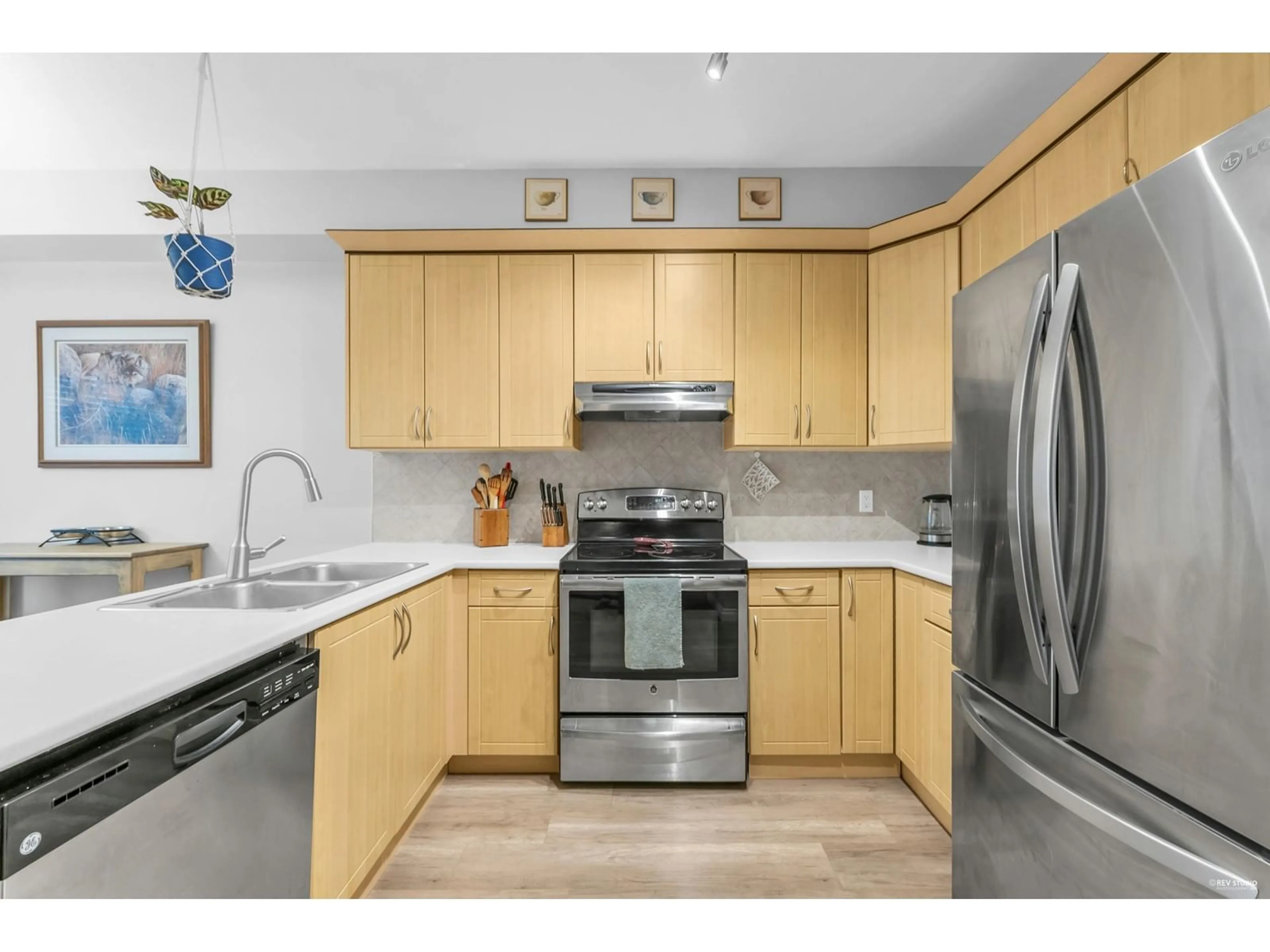 Standard kitchen for 90 18221 68 AVENUE, Surrey British Columbia V3S9J1