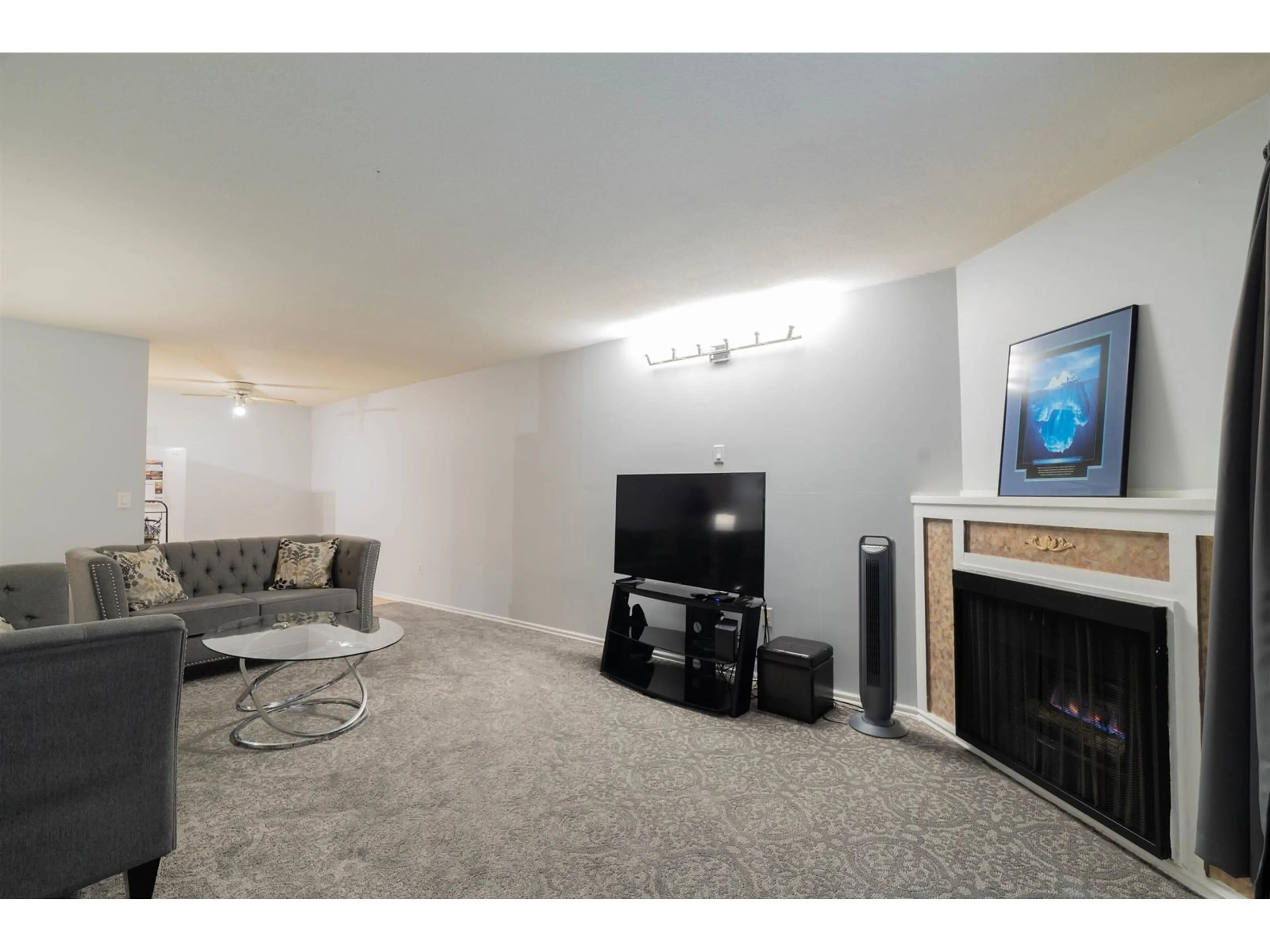 Living room, carpet floors for 204 9672 134 STREET, Surrey British Columbia V3T5L5